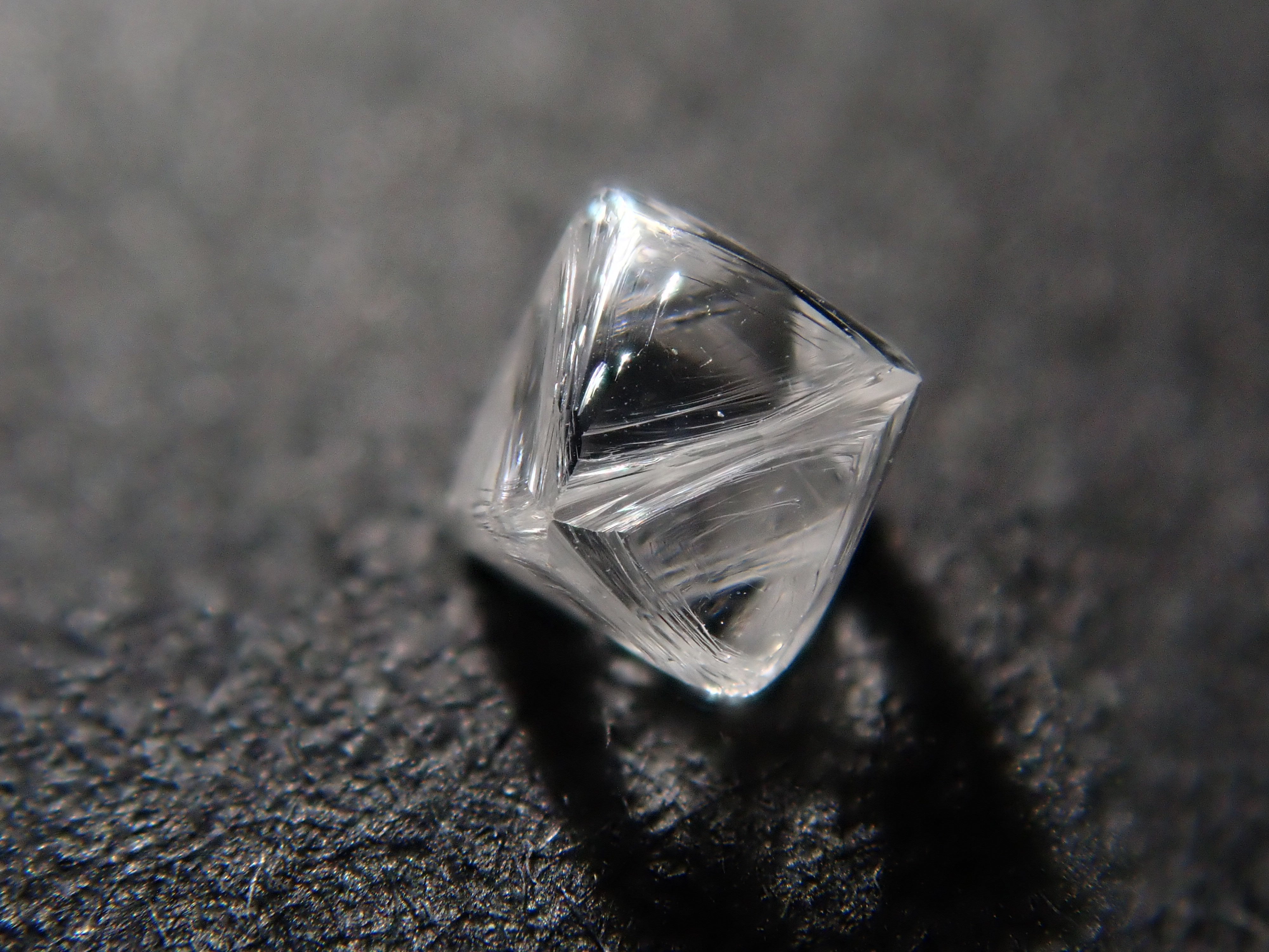 ロシア産ダイヤモンド原石（ソーヤブル） 0.101ctルース
