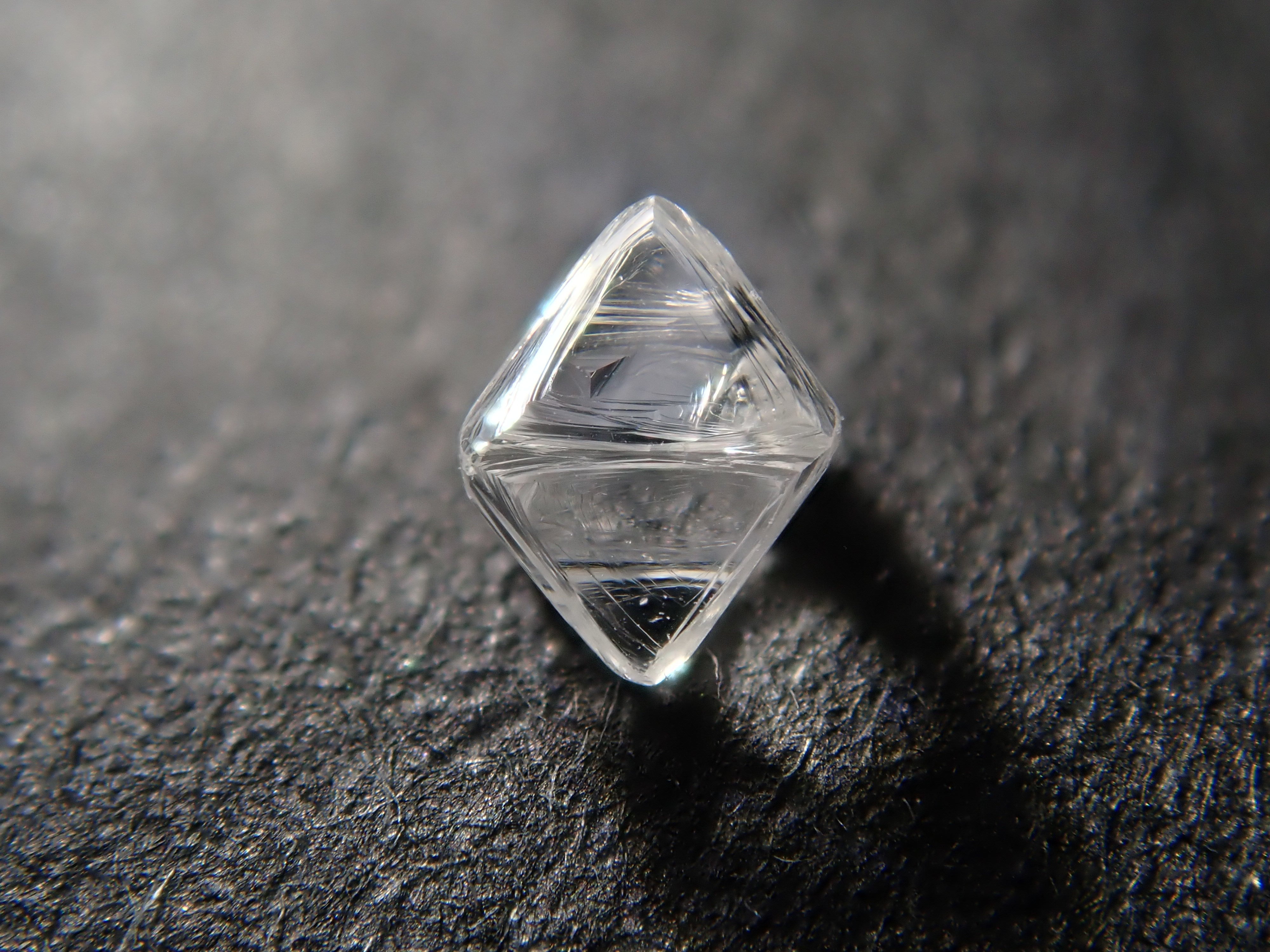 ロシア産ダイヤモンド原石（ソーヤブル） 0.101ctルース