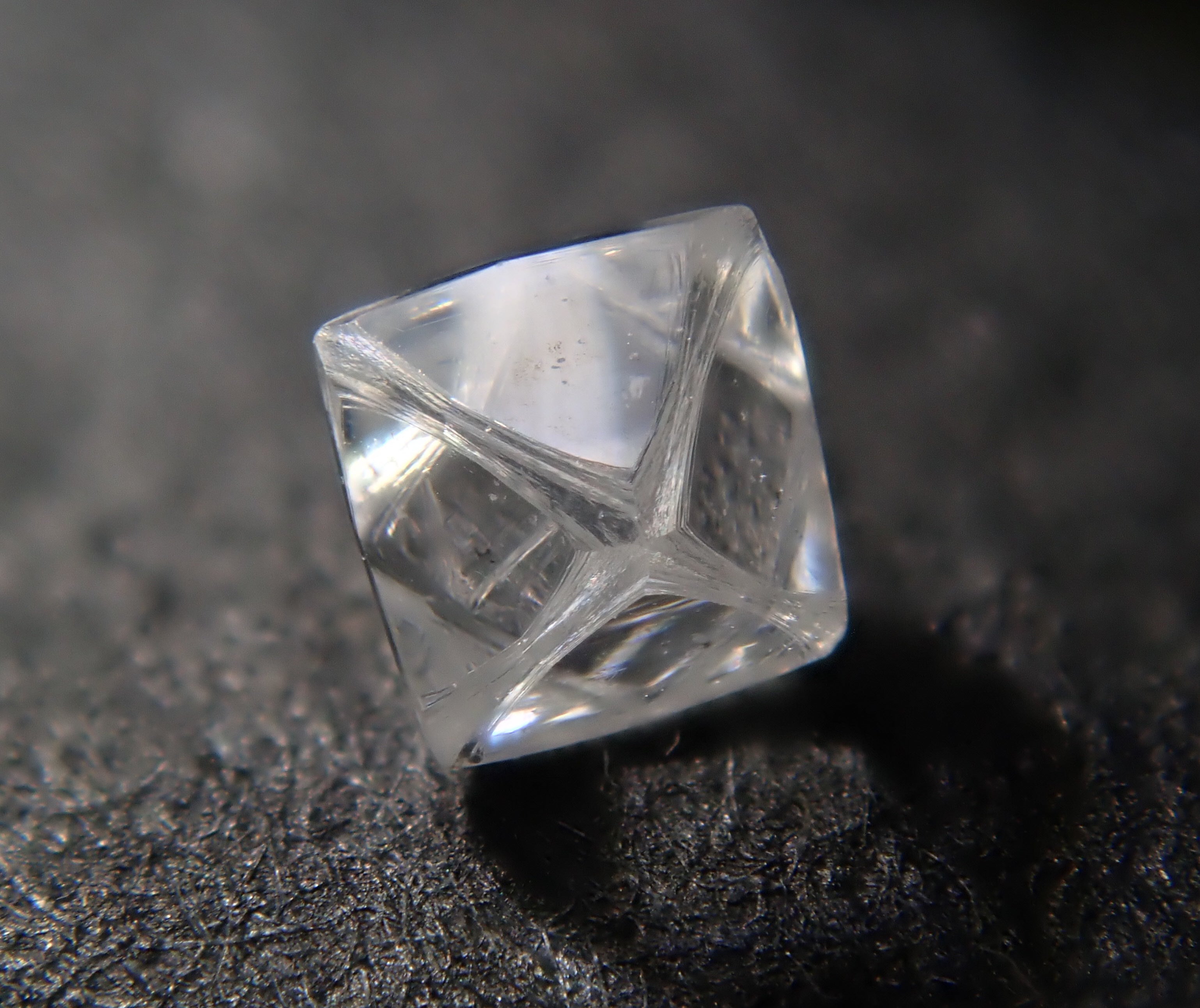 【7/28 22時販売】ロシア産ダイヤモンド原石（ソーヤブル） 0.098ctルース