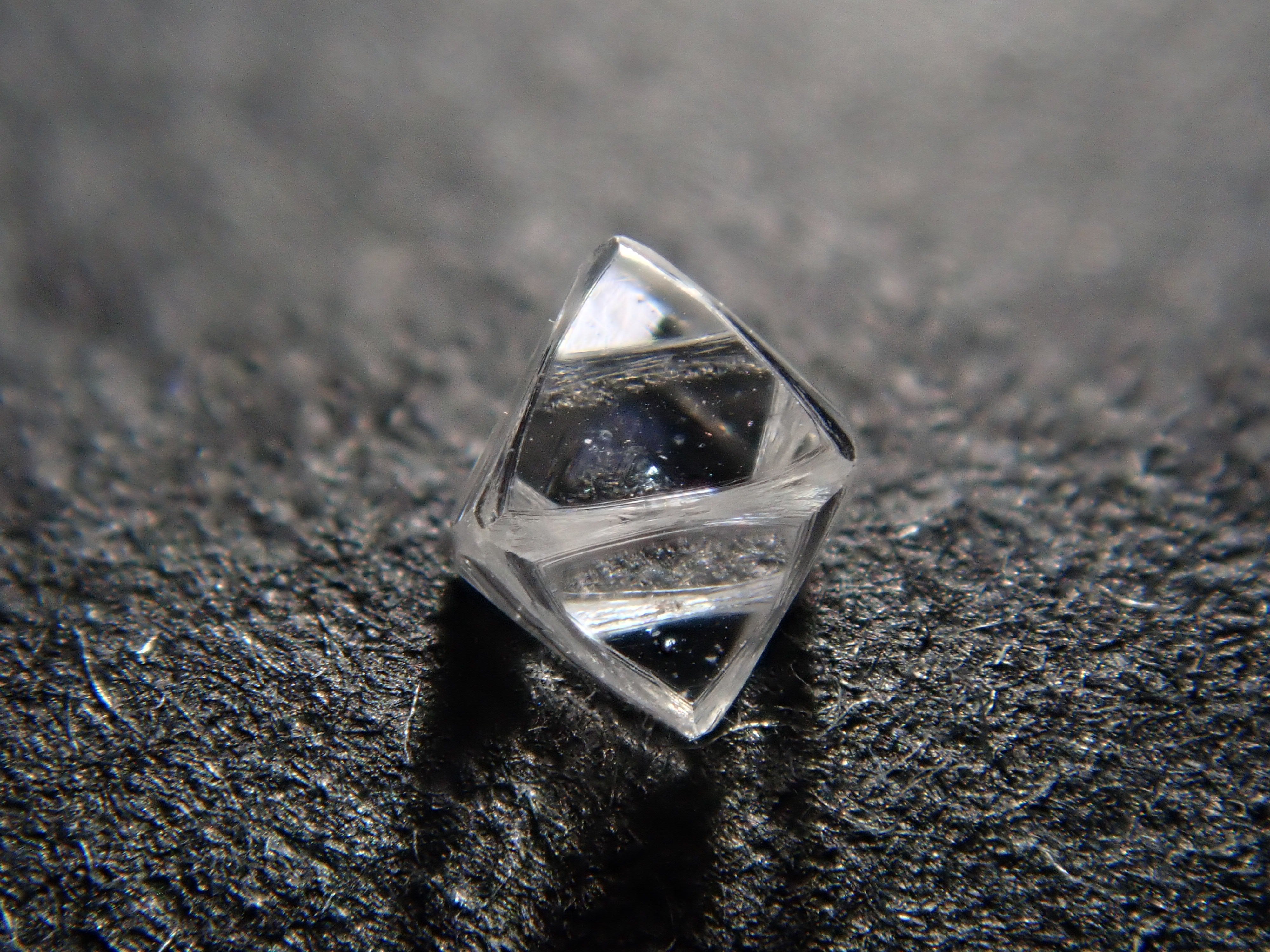 【12553268掲載】ロシア産ダイヤモンド原石（ソーヤブル） 0.098ctルース