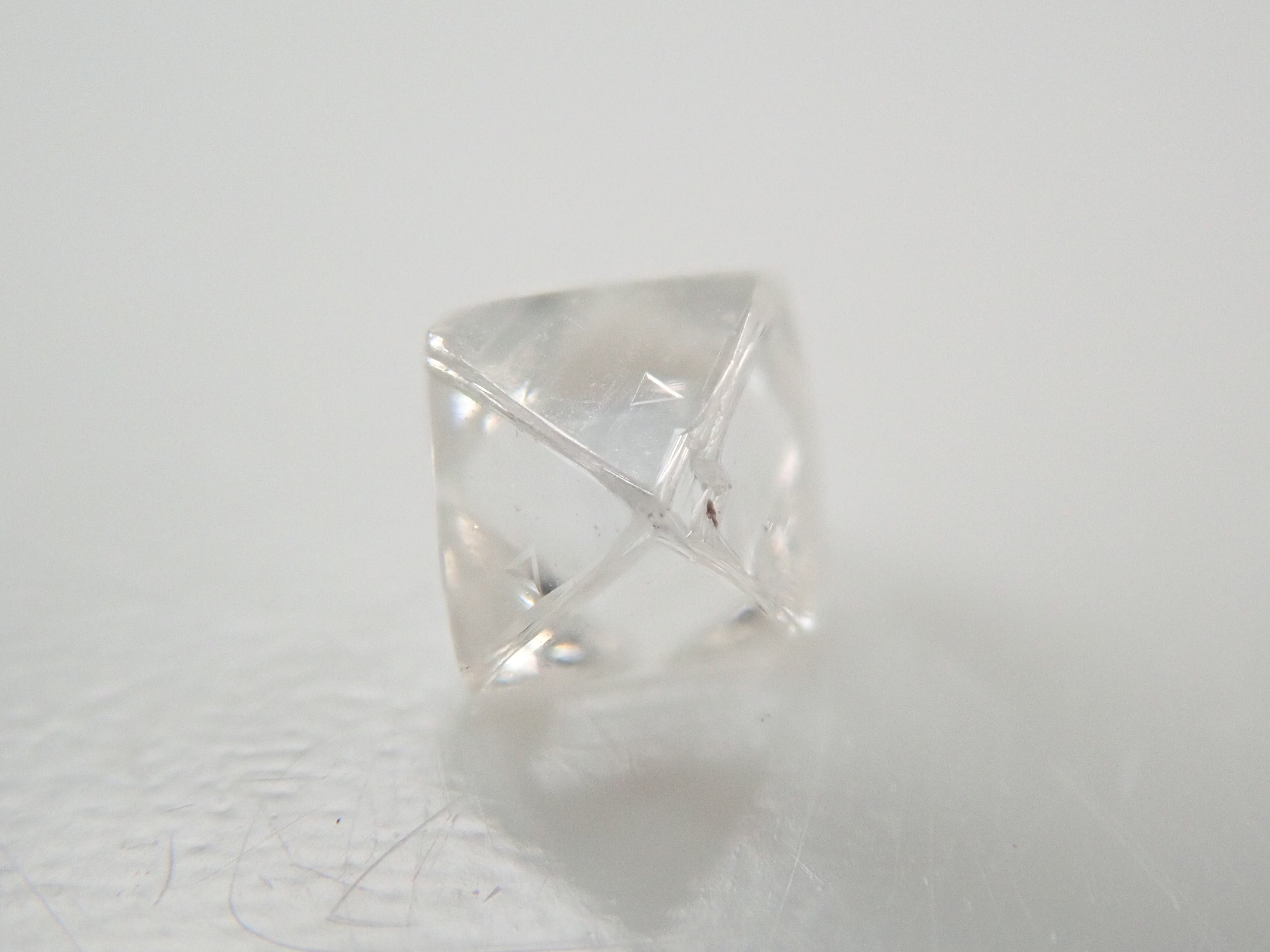 ロシア産ダイヤモンド原石（ソーヤブル） 0.094ctルース（トライゴン）