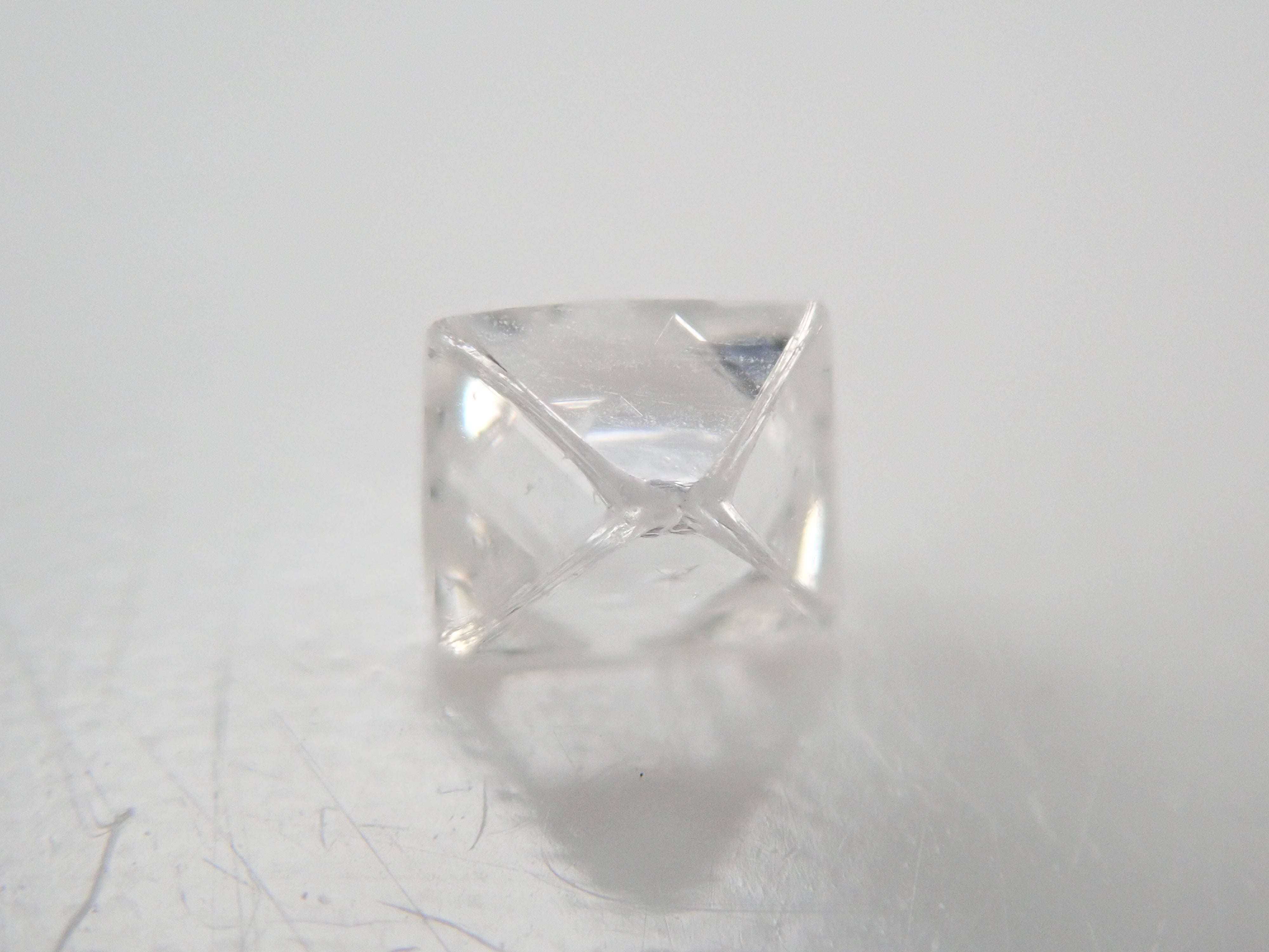 ロシア産ダイヤモンド原石（ソーヤブル） 0.094ctルース（トライゴン）
