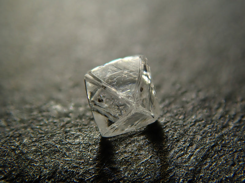 ロシア産ダイヤモンド原石（ソーヤブル） 0.077ctルース（トライゴン）