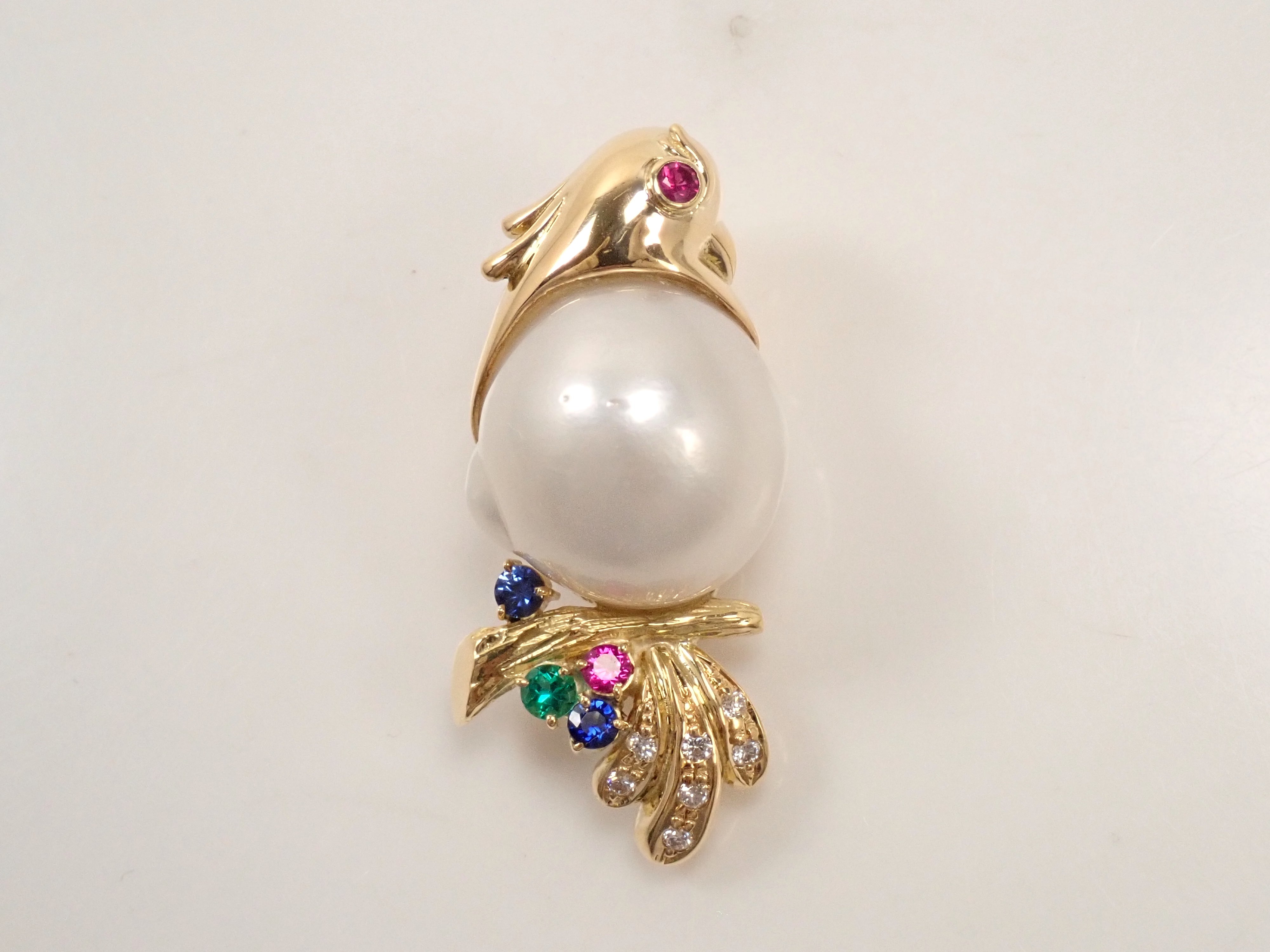 【6/22 22時販売】【カラフリ】K18 白蝶真珠（白蝶パール）・ダイヤモンド0.17ct・ルビー・サファイア・エメラルド 鳥モチーフ ペンダントトップ（ネックレストップ） 鑑別書　
