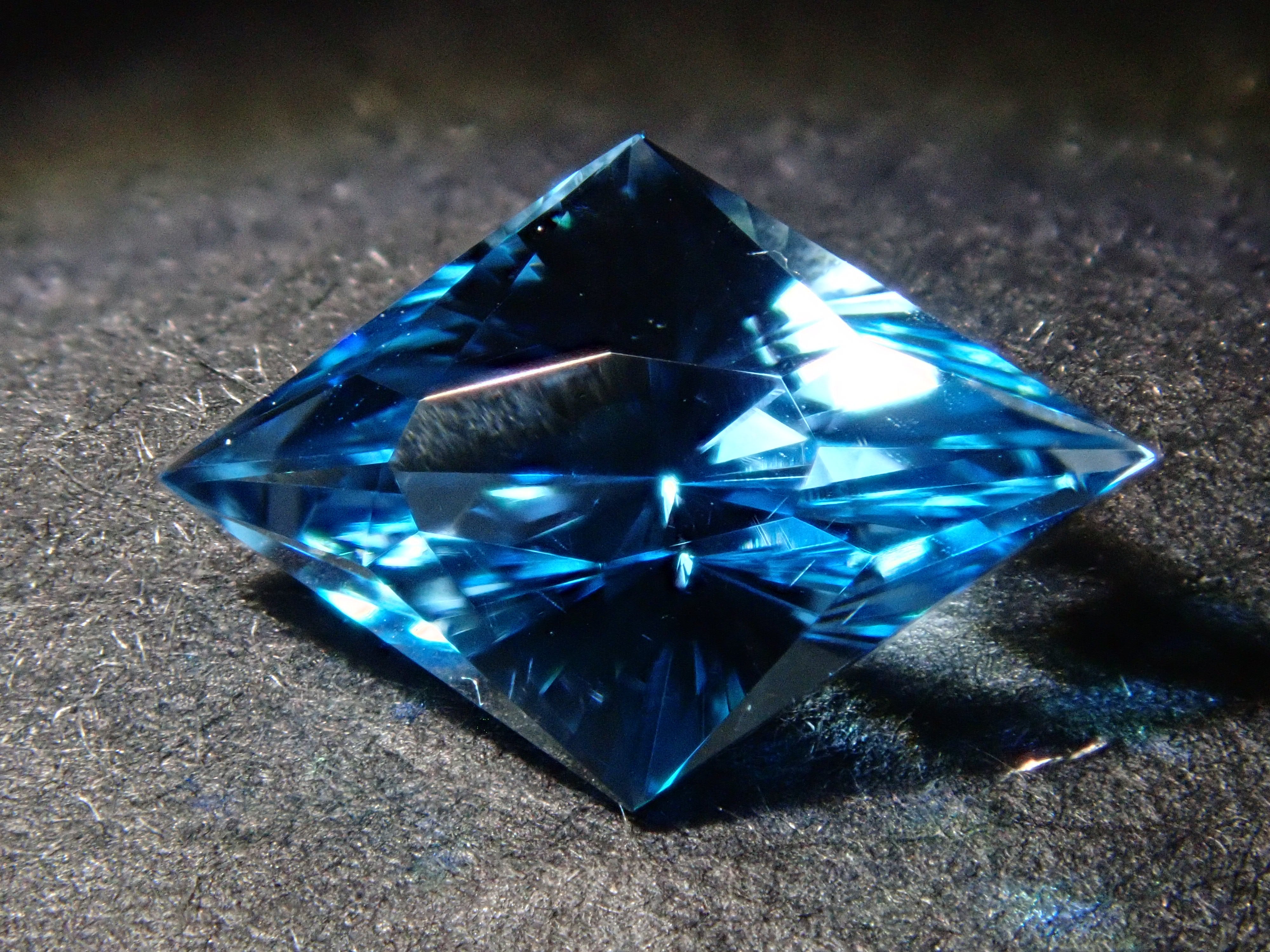 高品質　ブルートパーズ　裸石　ルース　ブラジル産　15ct ブラジル産スイスブルートパーズ 1.025ctルース