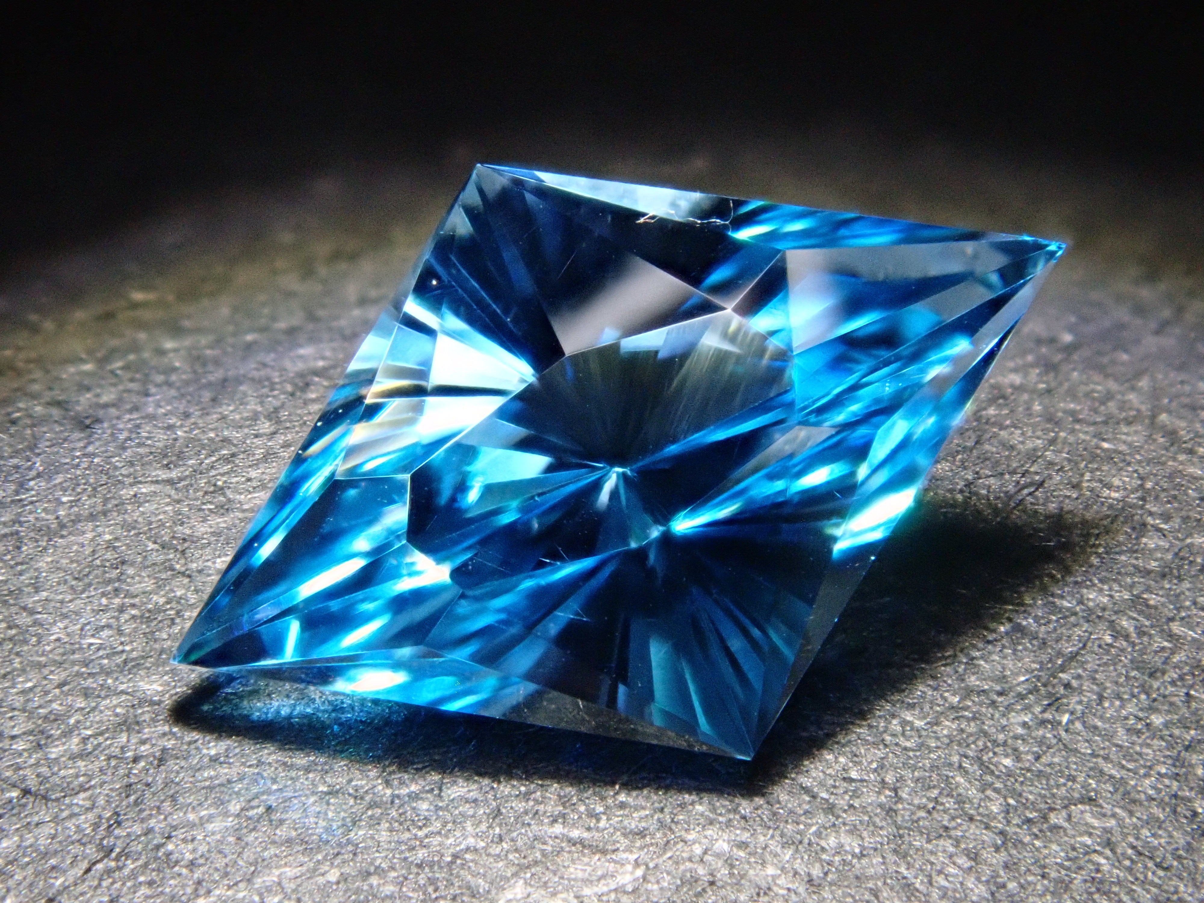 高品質　ブルートパーズ　裸石　ルース　ブラジル産　15ct ブラジル産スイスブルートパーズ 1.025ctルース