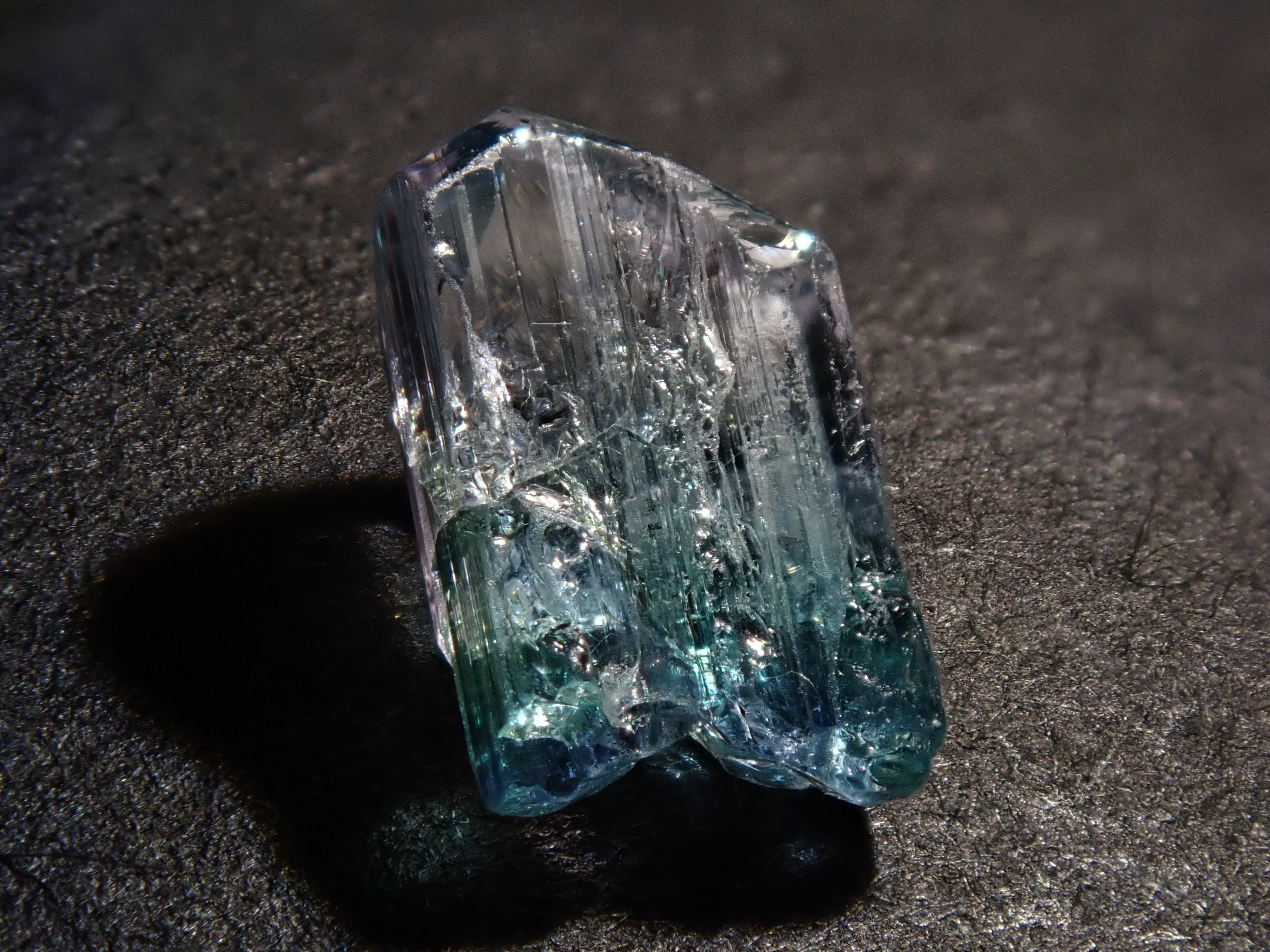 【12543391掲載】バイカラーゾイサイト 1.497ct原石