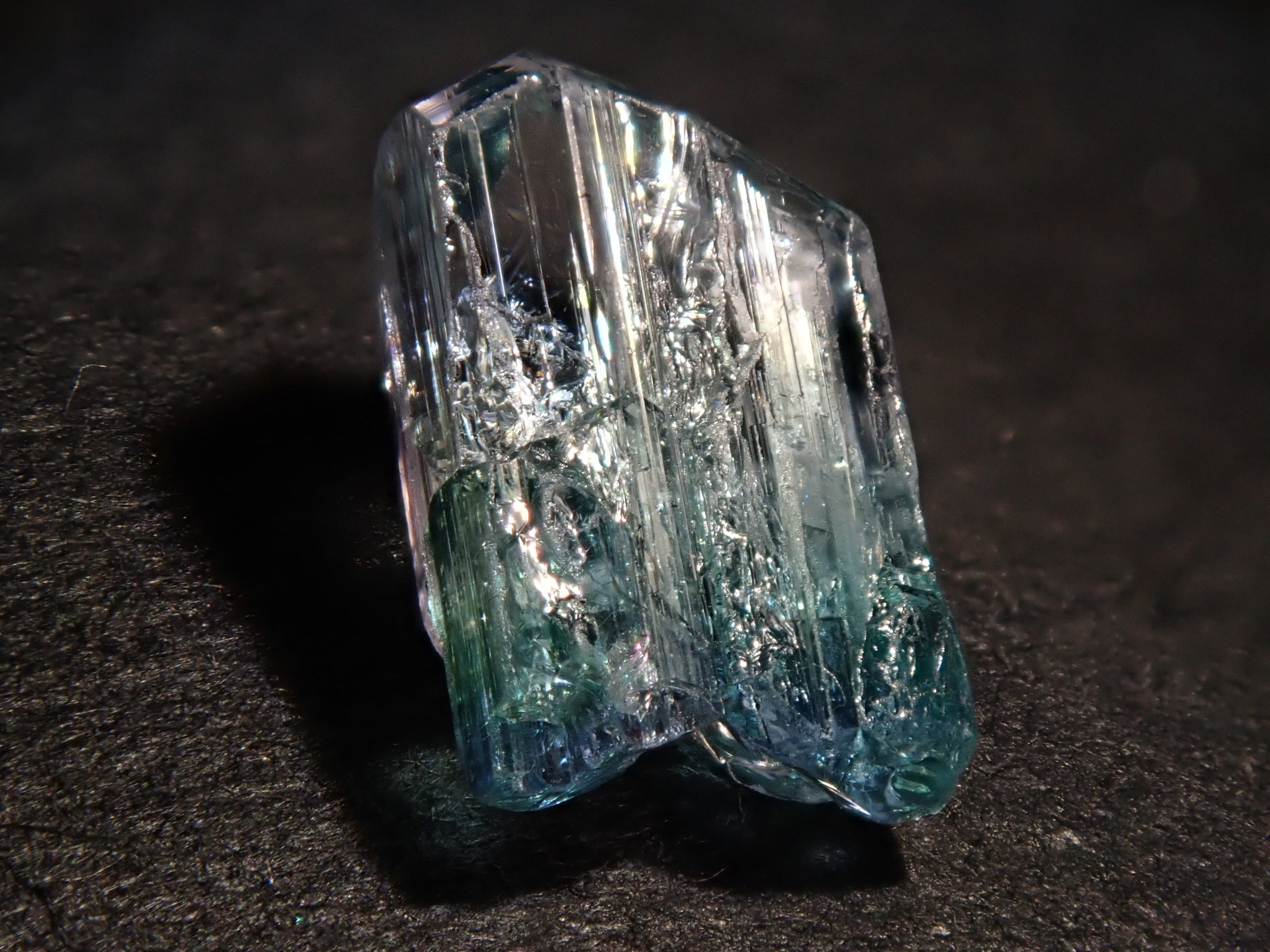 【12543391掲載】バイカラーゾイサイト 1.497ct原石