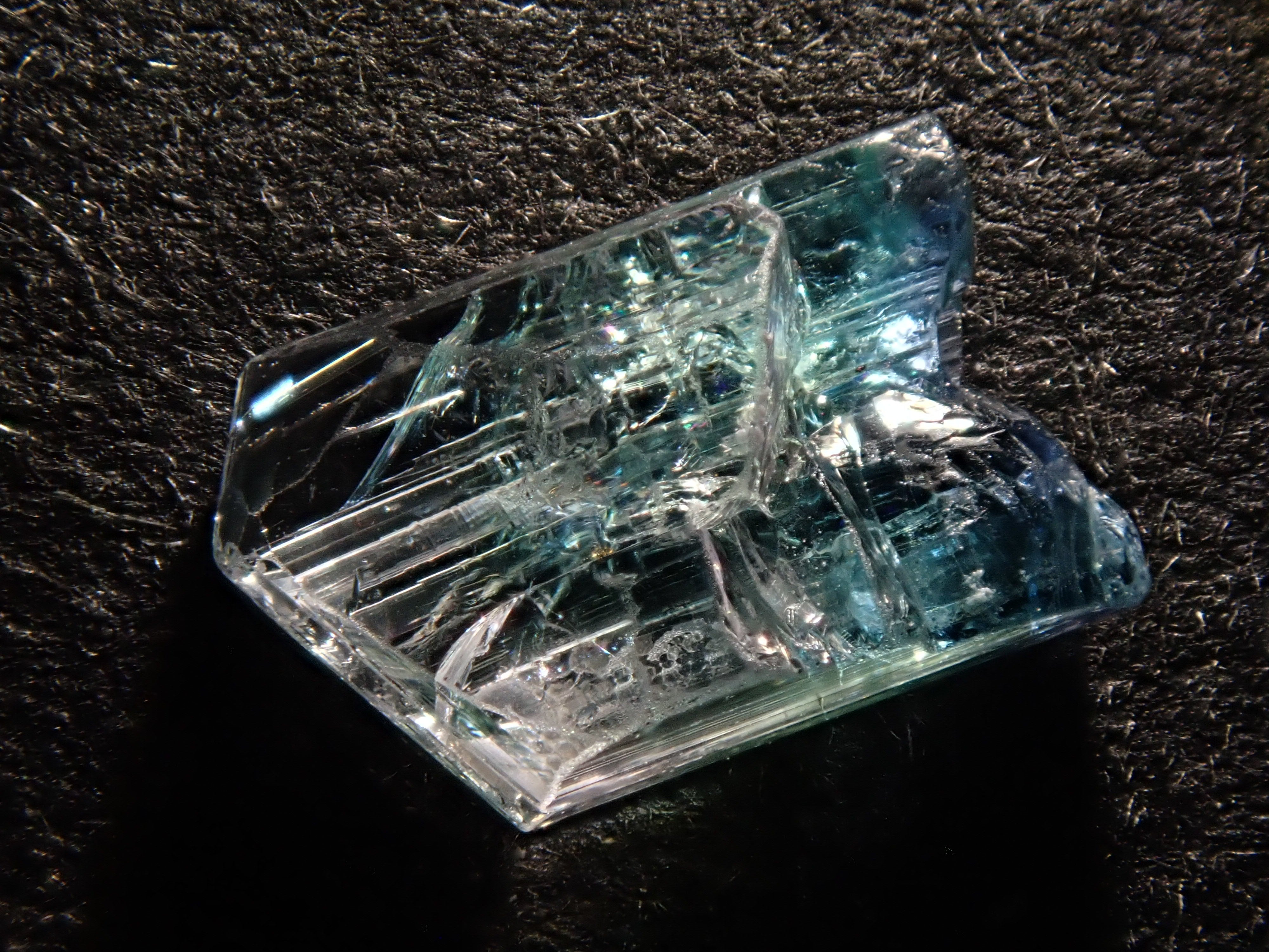 【12543391掲載】バイカラーゾイサイト 1.497ct原石