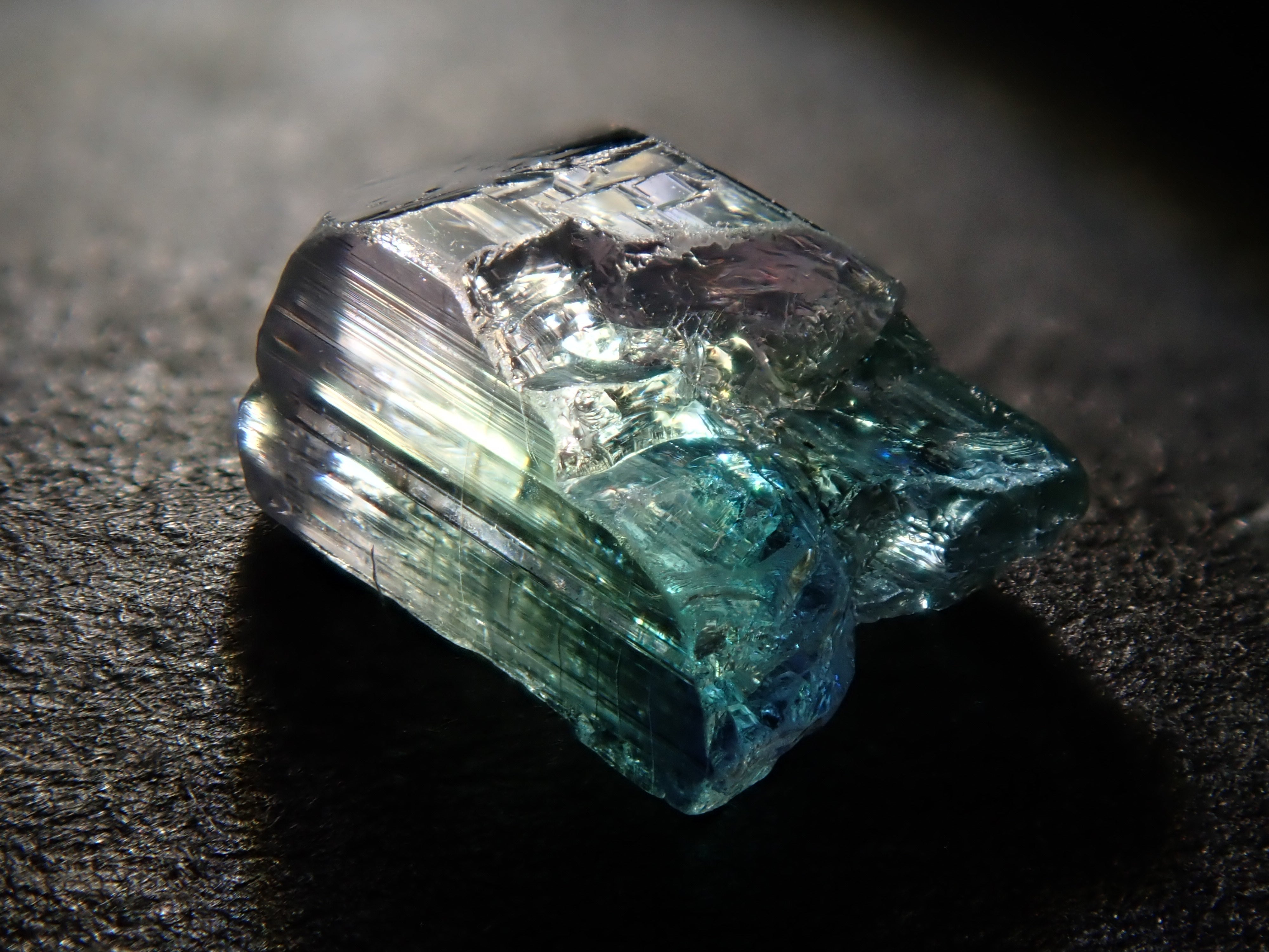 【12543391掲載】バイカラーゾイサイト 1.497ct原石