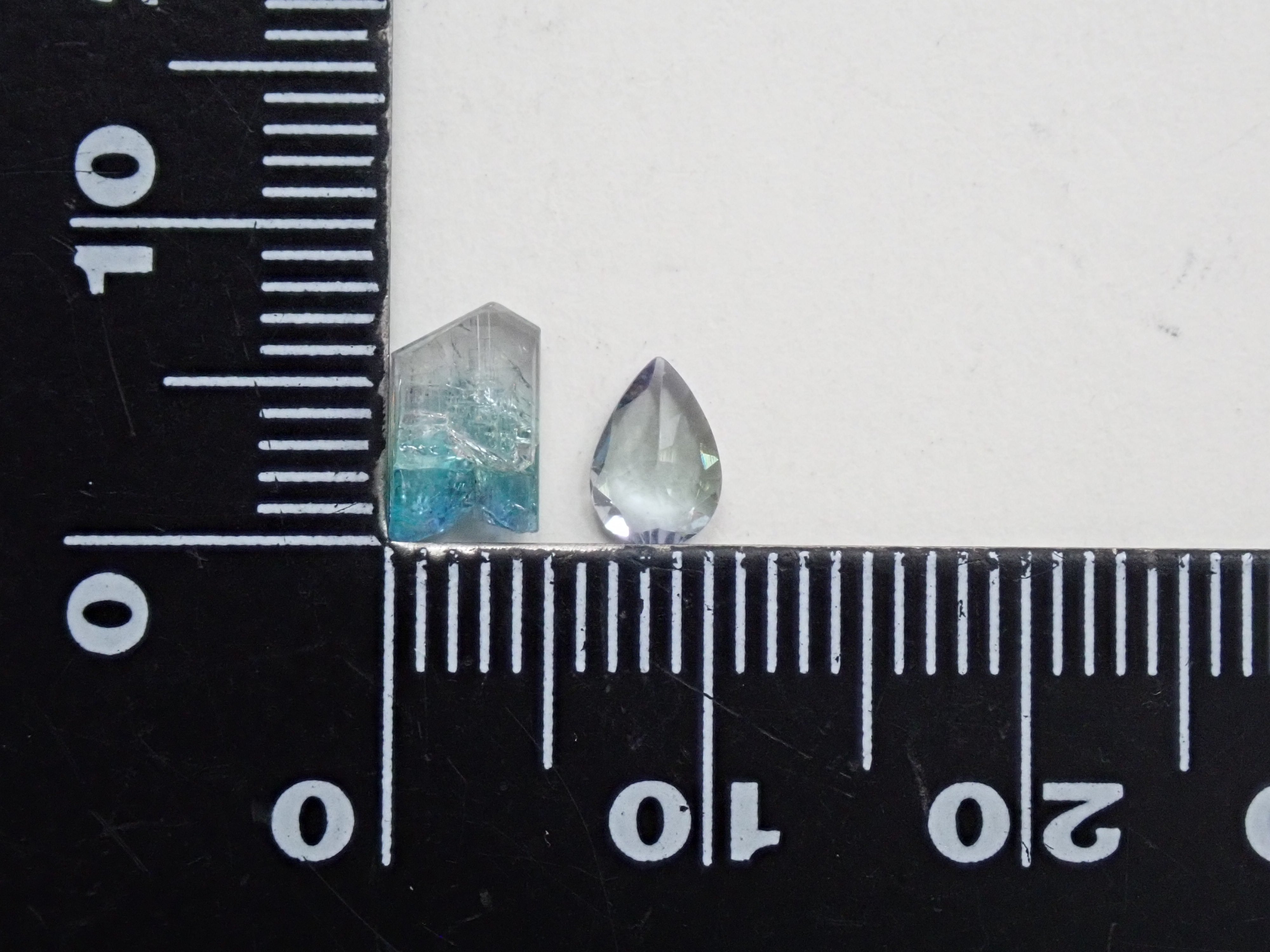 【12543391掲載】バイカラーゾイサイト 1.497ct原石