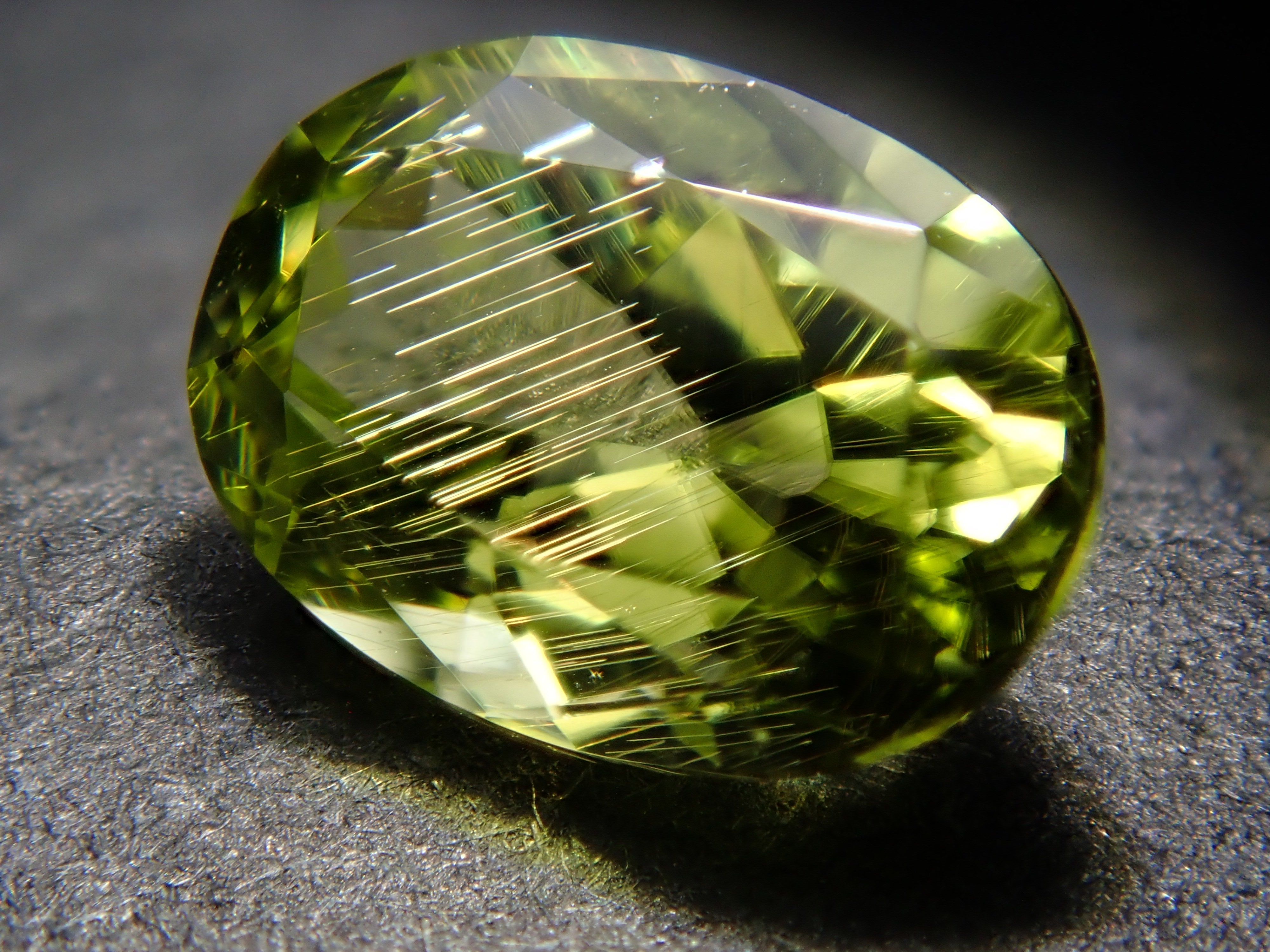 Parasite Peridot (Paracytic Peridot) 0.541ct Loose Japanese-German Edition