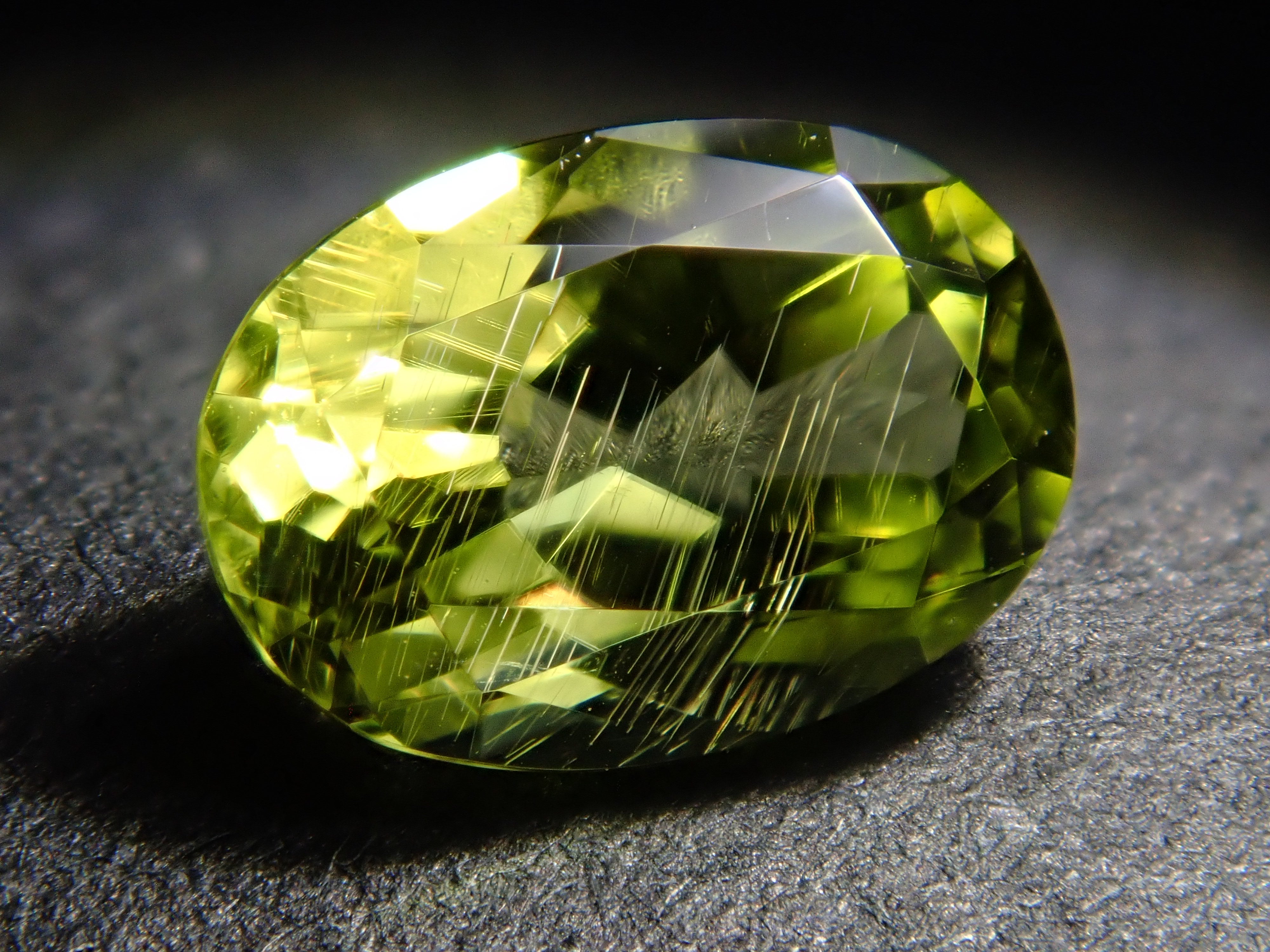 Parasite Peridot (Paracytic Peridot) 0.541ct Loose Japanese-German Edition