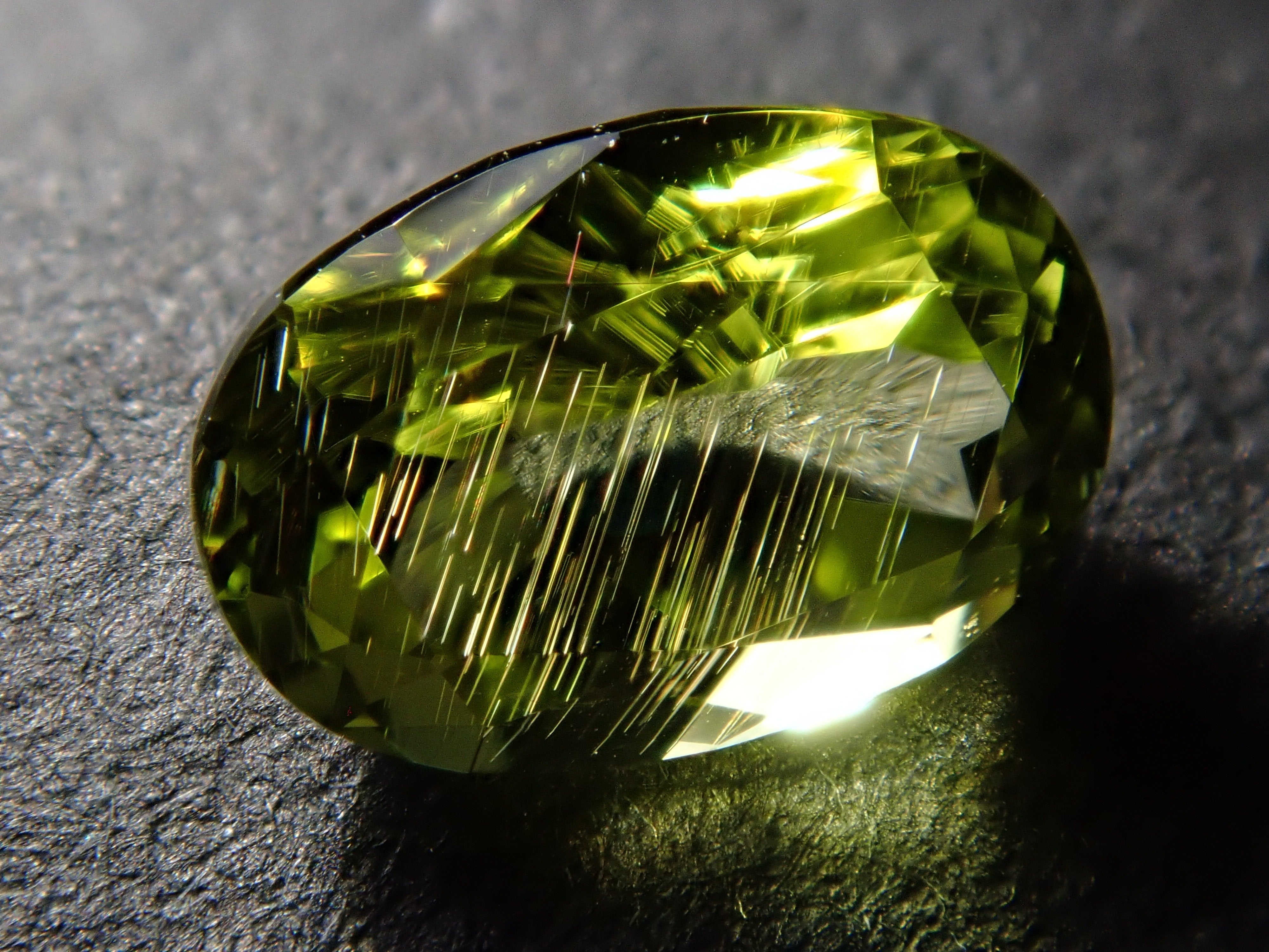 Parasite Peridot (Paracytic Peridot) 0.541ct Loose Japanese-German Edition