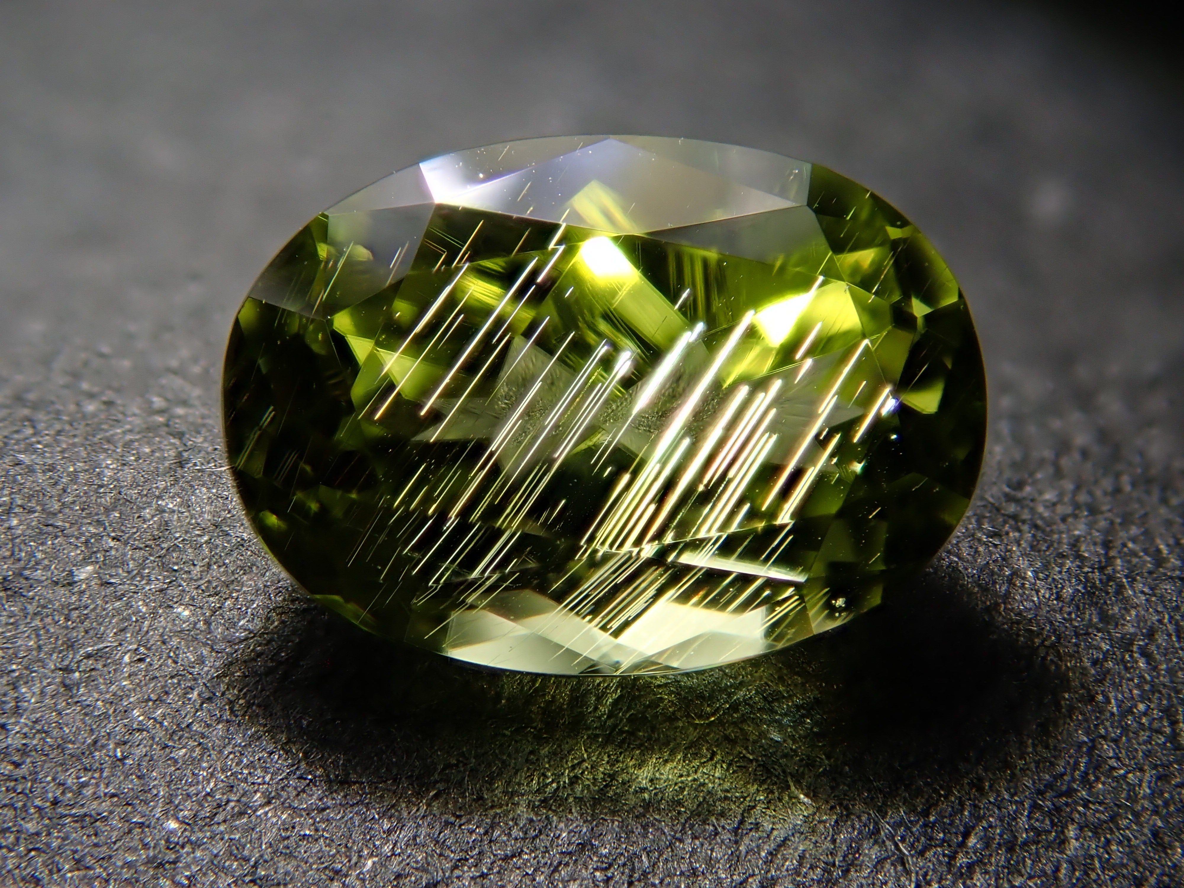 Parasite Peridot (Paracytic Peridot) 0.541ct Loose Japanese-German Edition