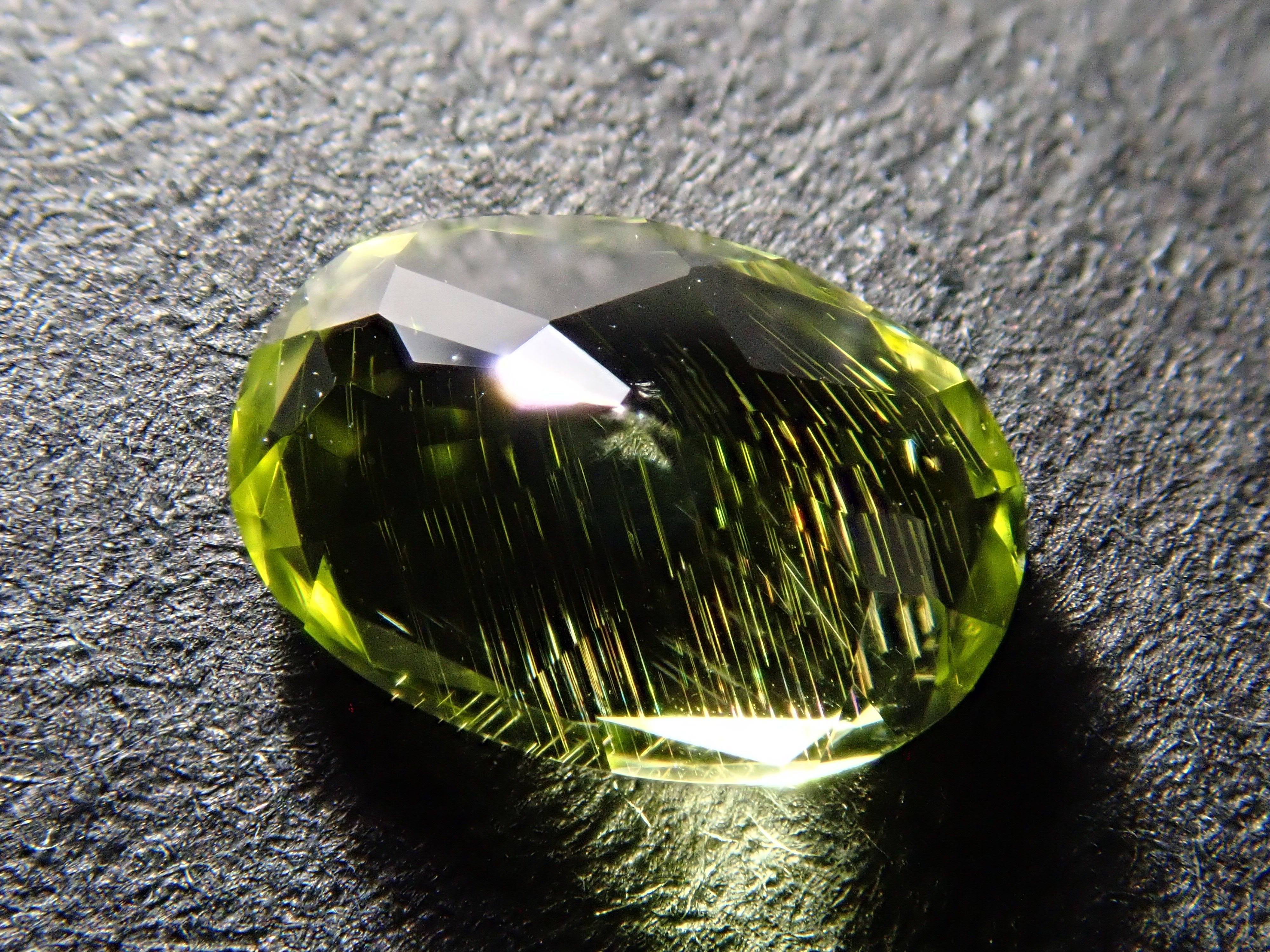 Parasite Peridot (Paracytic Peridot) 0.541ct Loose Japanese-German Edition