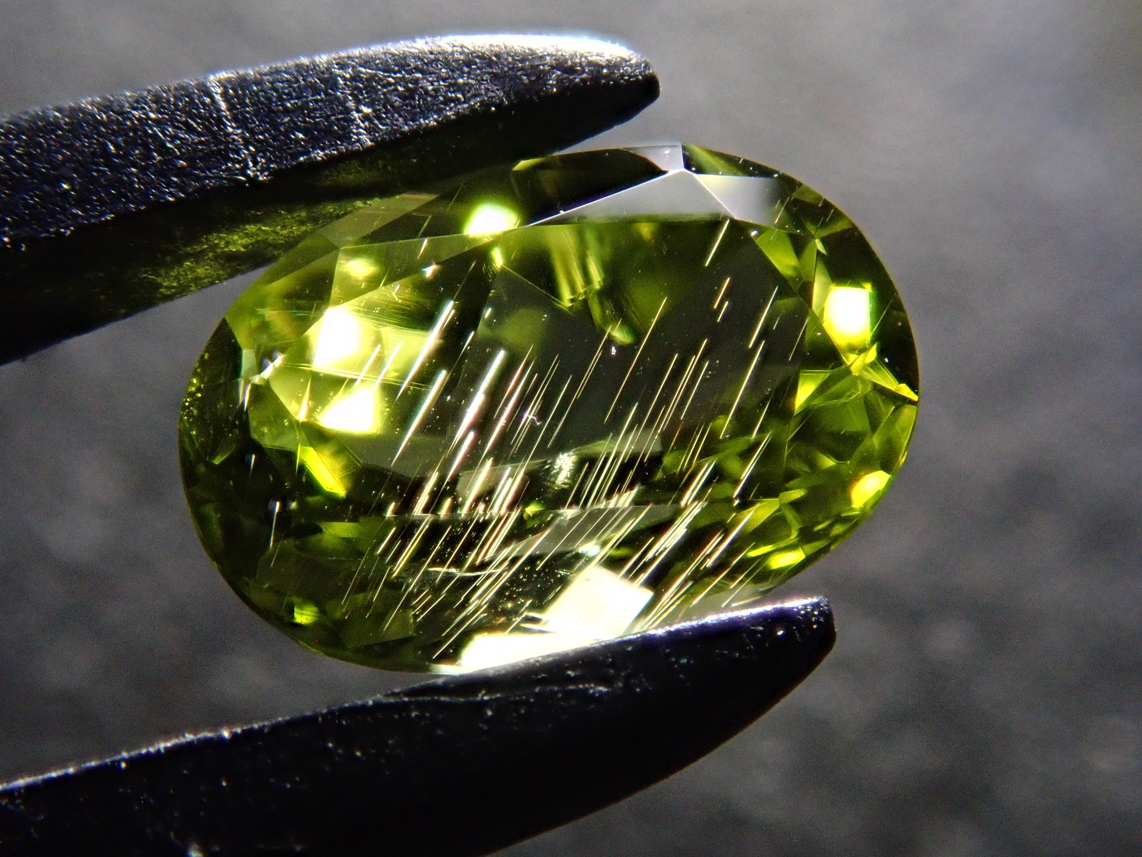 Parasite Peridot (Paracytic Peridot) 0.541ct Loose Japanese-German Edition