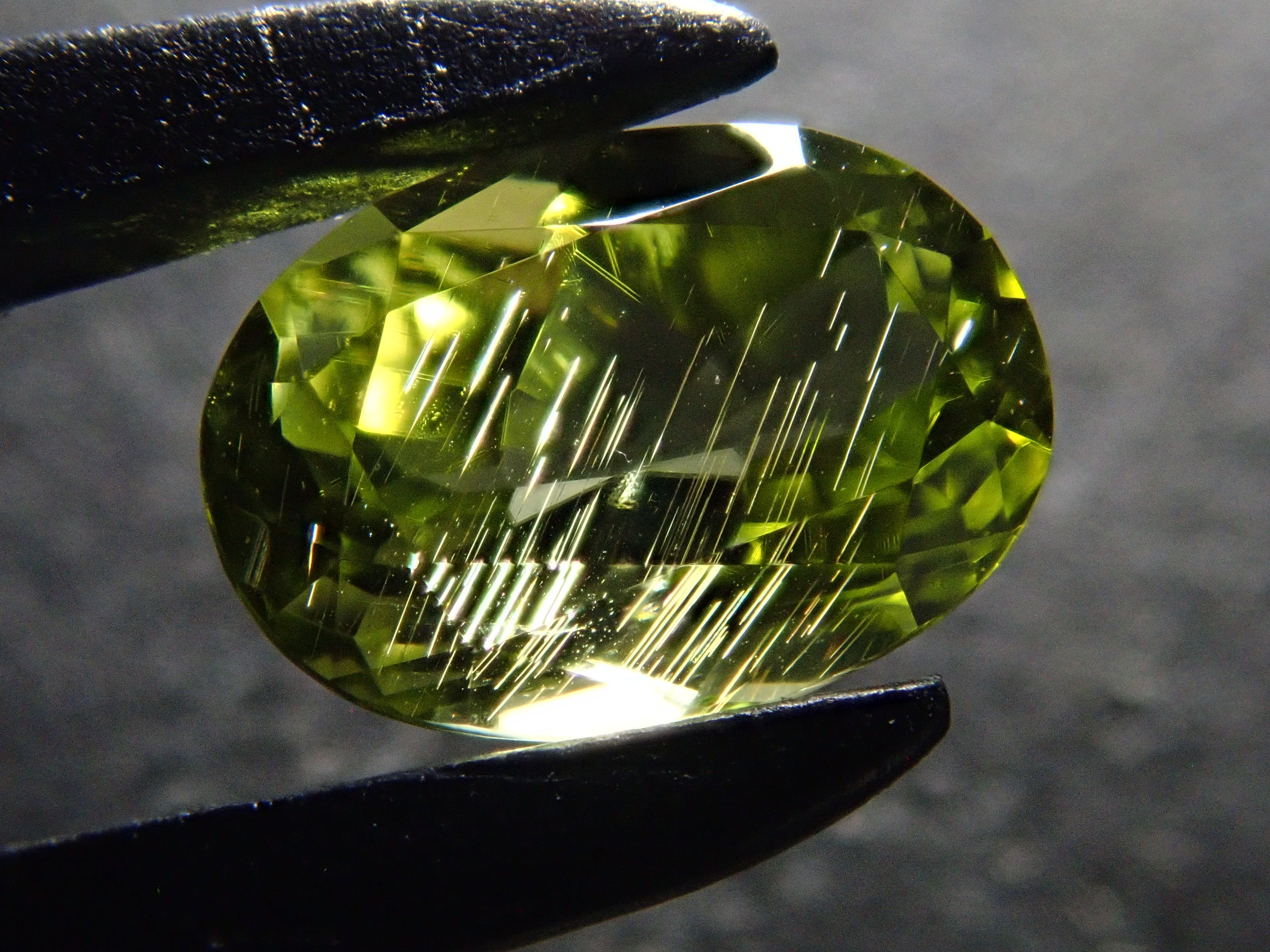 Parasite Peridot (Paracytic Peridot) 0.541ct Loose Japanese-German Edition