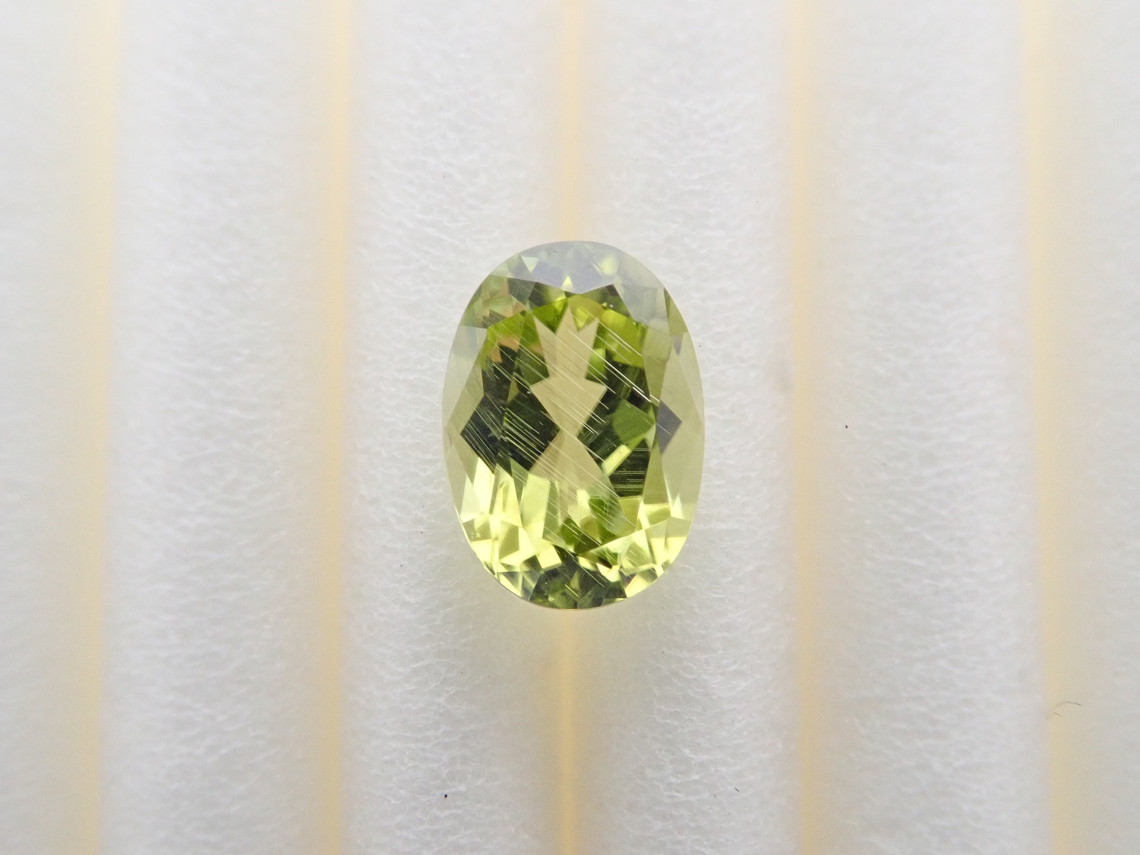 Parasite Peridot (Paracytic Peridot) 0.541ct Loose Japanese-German Edition