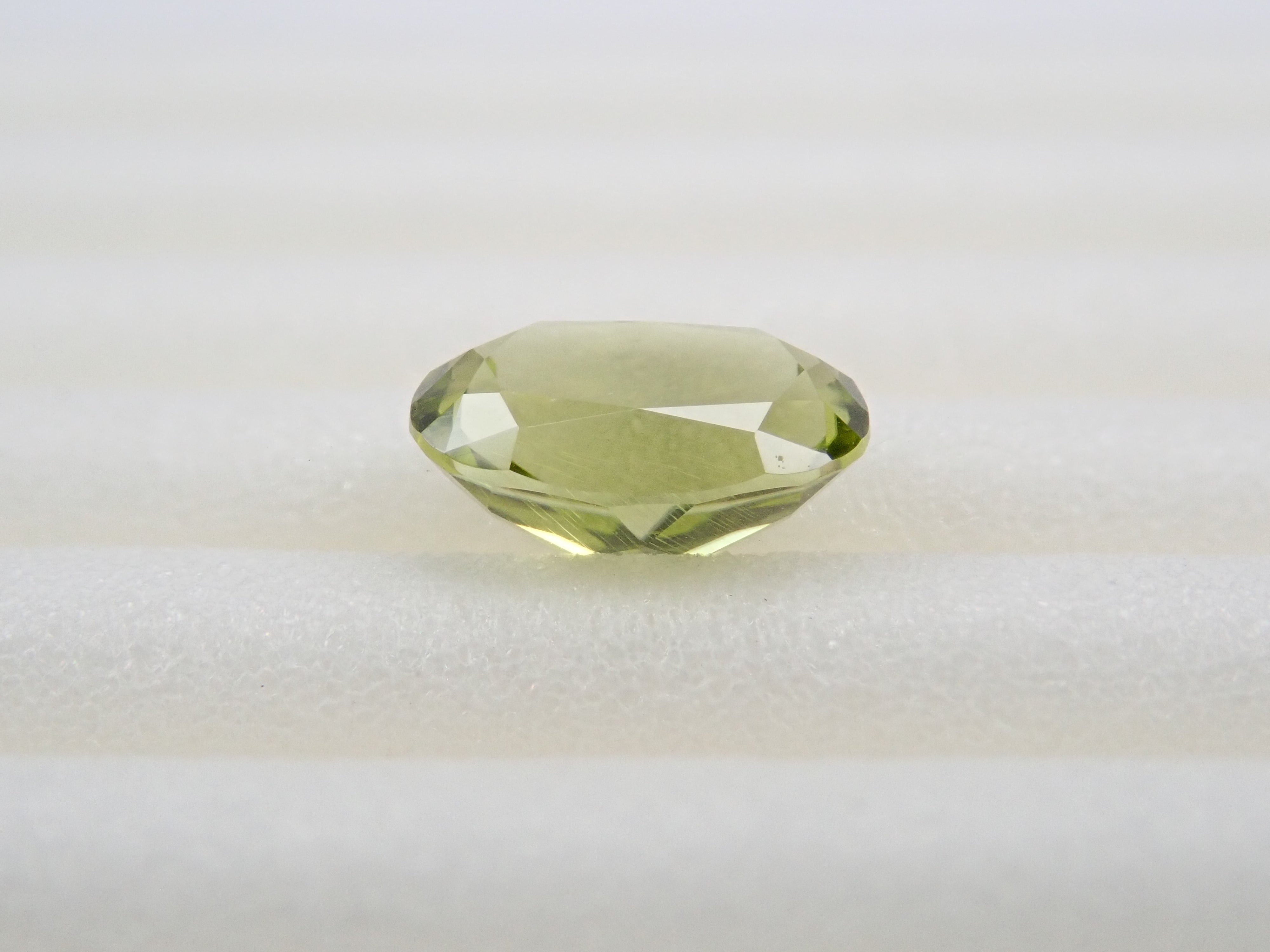 Parasite Peridot (Paracytic Peridot) 0.541ct Loose Japanese-German Edition