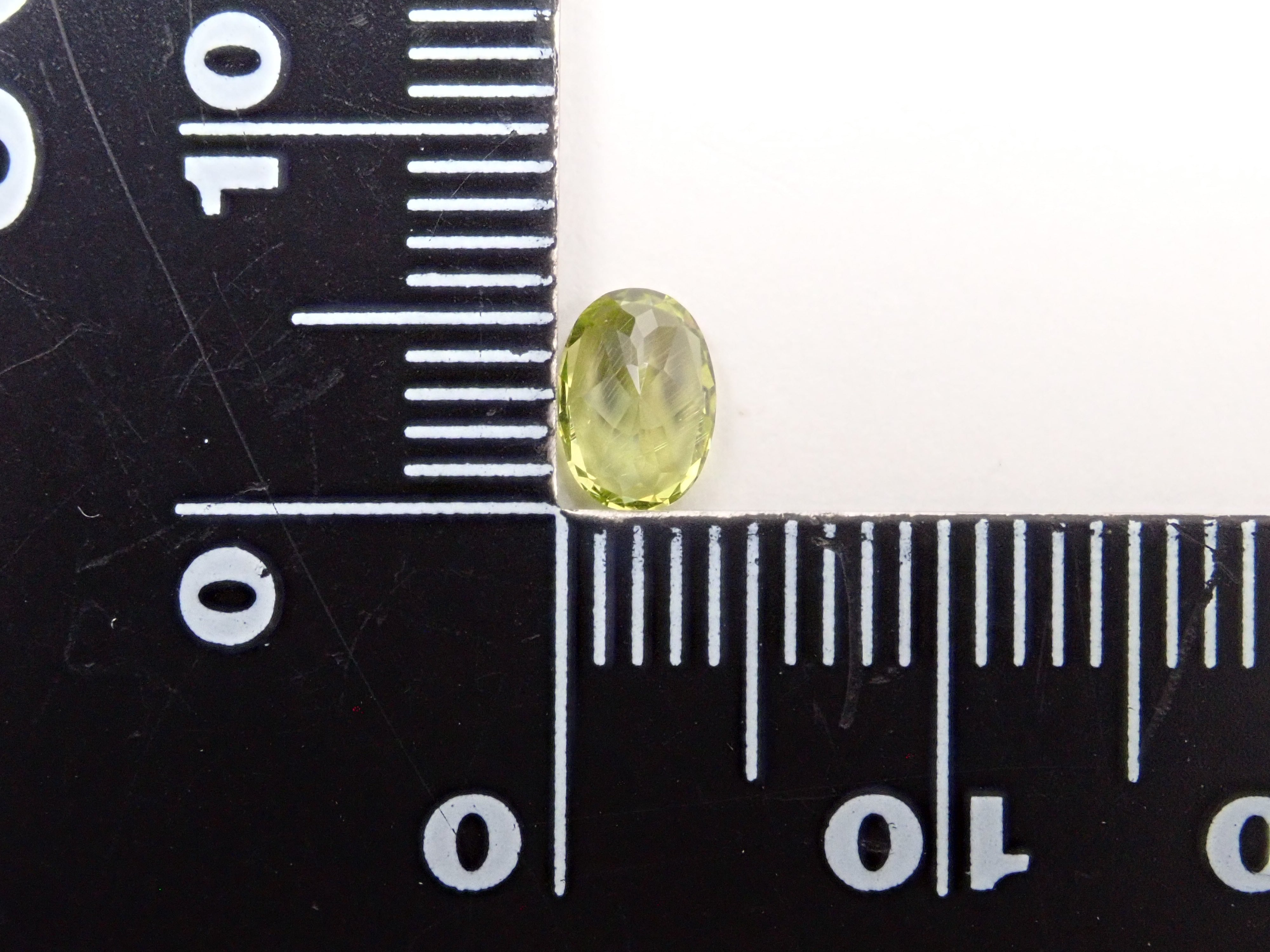 Parasite Peridot (Paracytic Peridot) 0.541ct Loose Japanese-German Edition