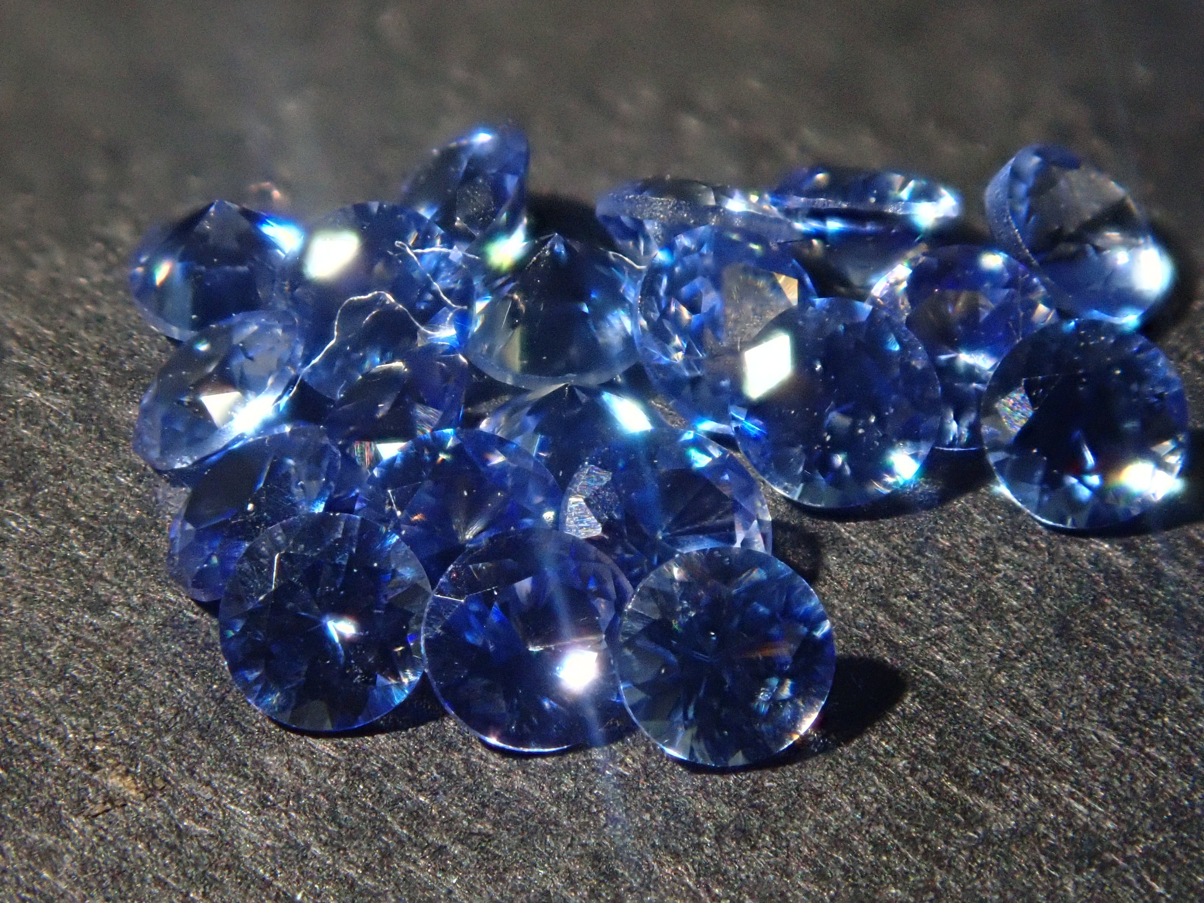 Benitoite 1 stone (round cut, 2.0mm)《Multiple purchase discount available》