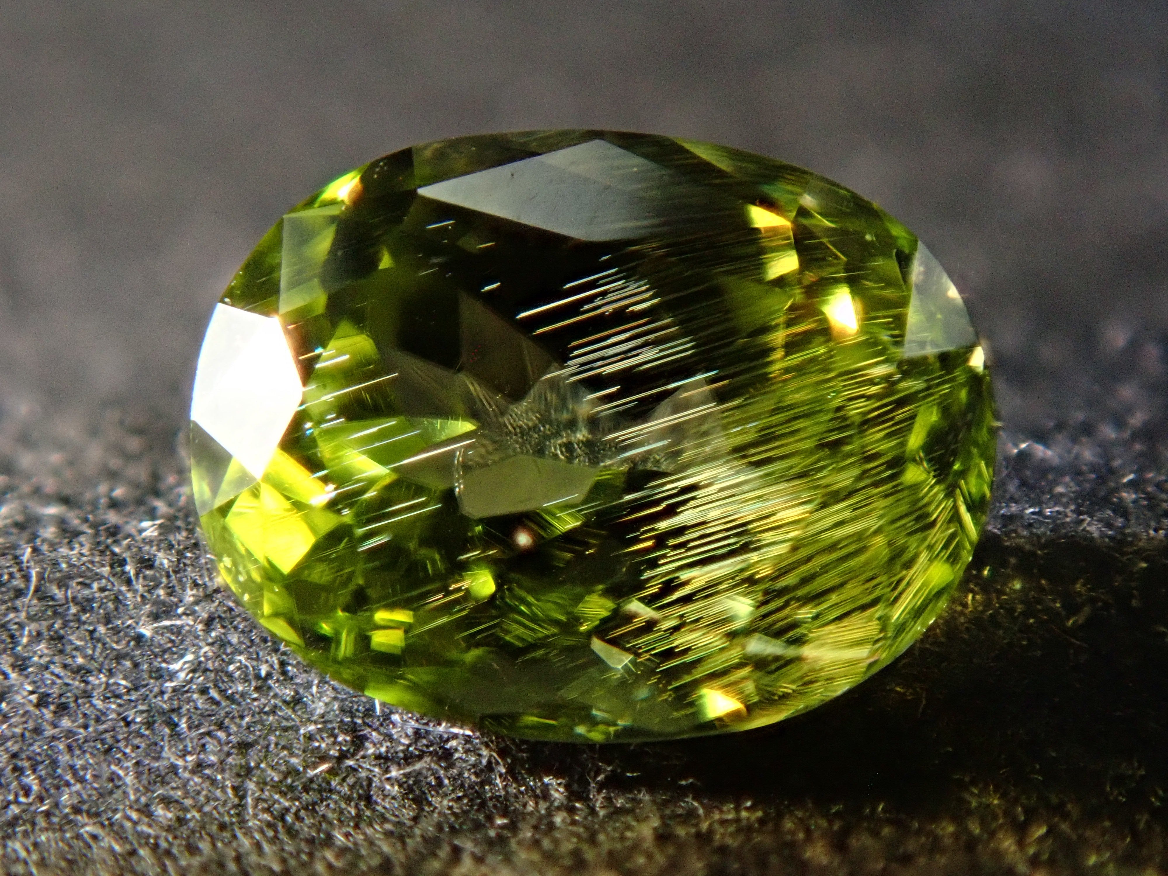 Paracytic Peridot (Parasite Peridot) 0.628ct Loose Japanese-German Edition