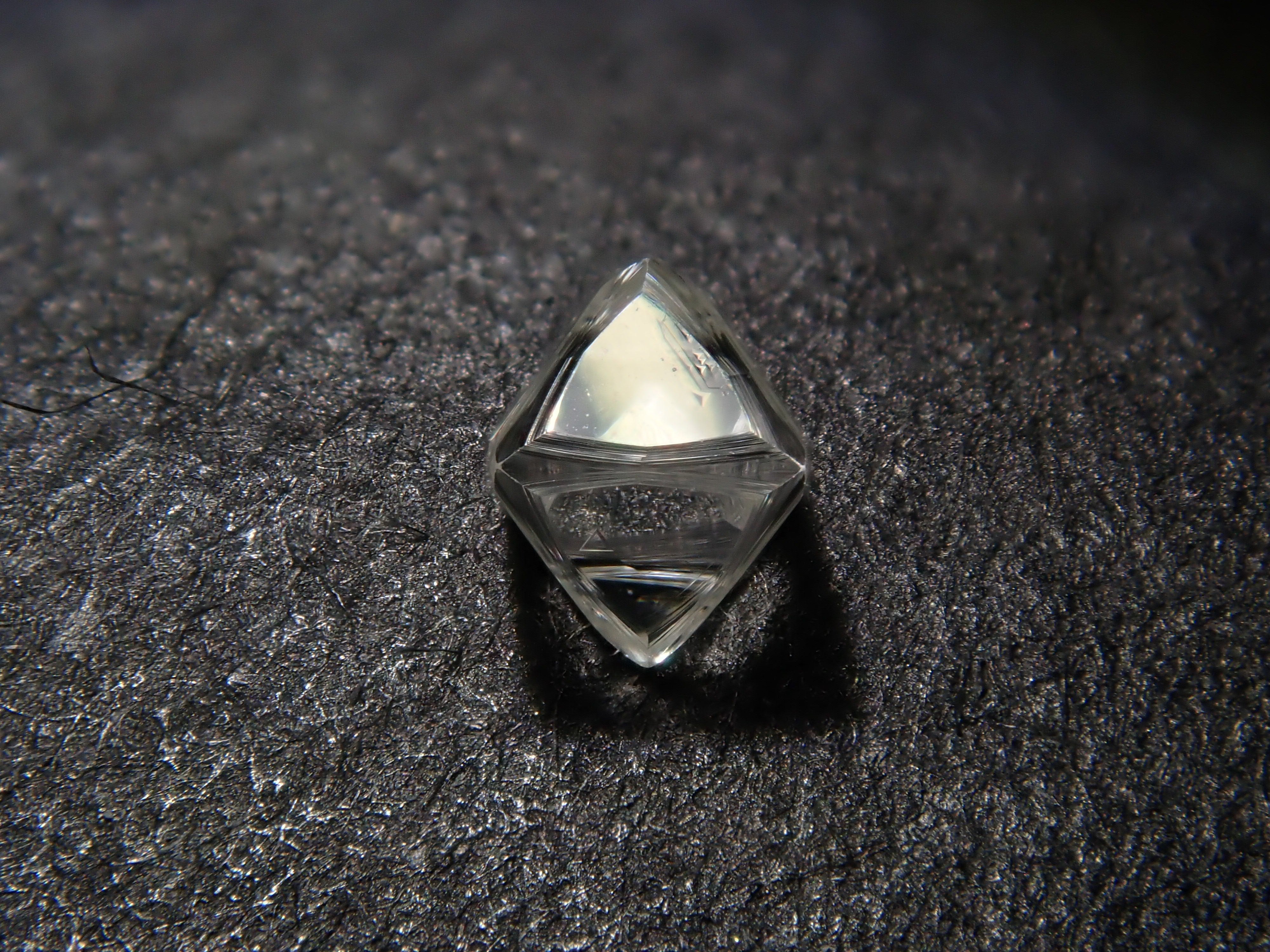 ロシア  ノヴァヤゼムリャ産水晶   No4 12563264 Listed] Russian Rough Diamond (Sawable) 0.124ct
