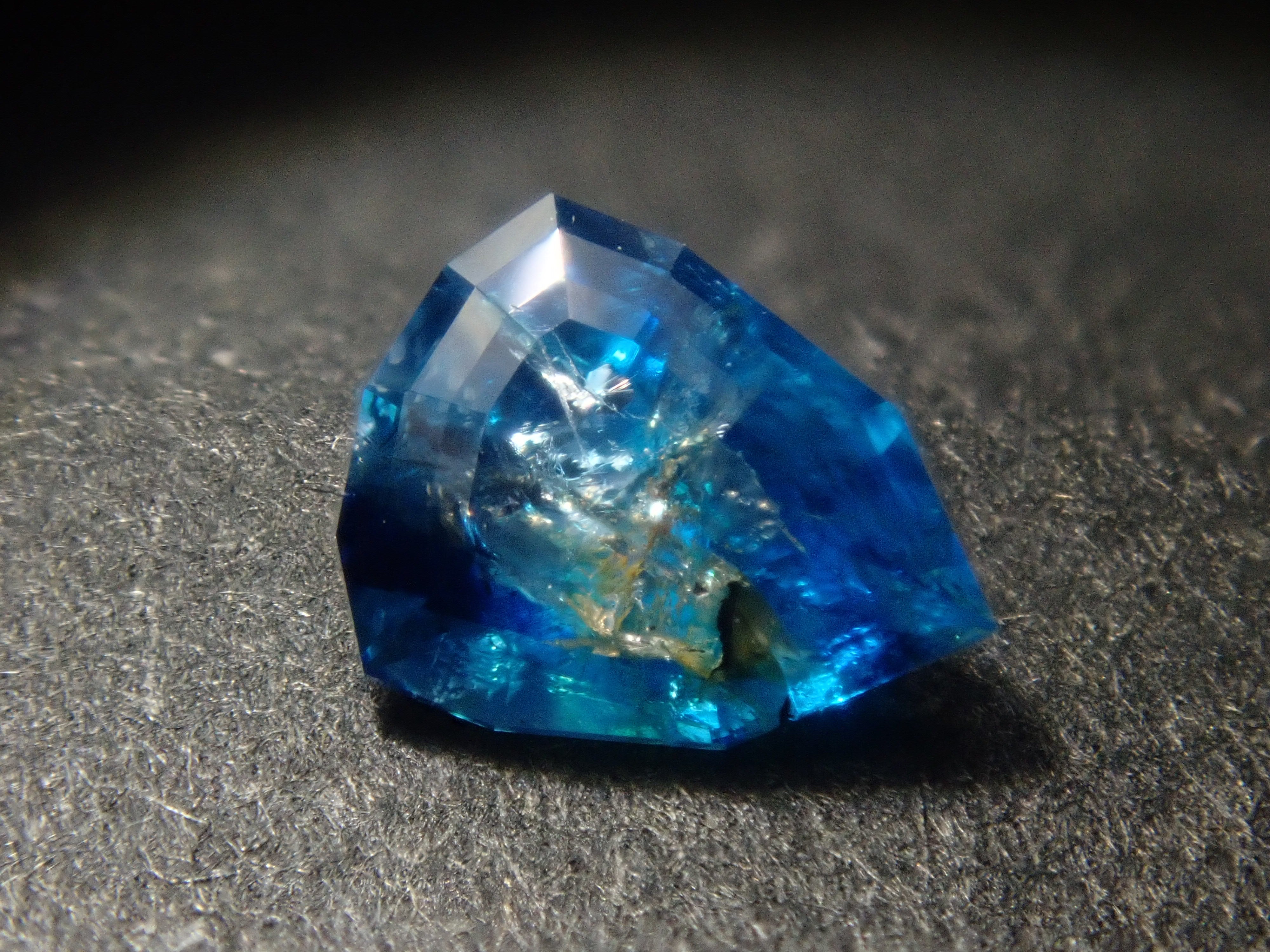 [6/ 10 PM JST Release] 《Limited to 11 Stones》Bicolor Gemstone Gacha featuring Paraiba Tourmaline and Euclase 《Bulk Purchase Discount Available》