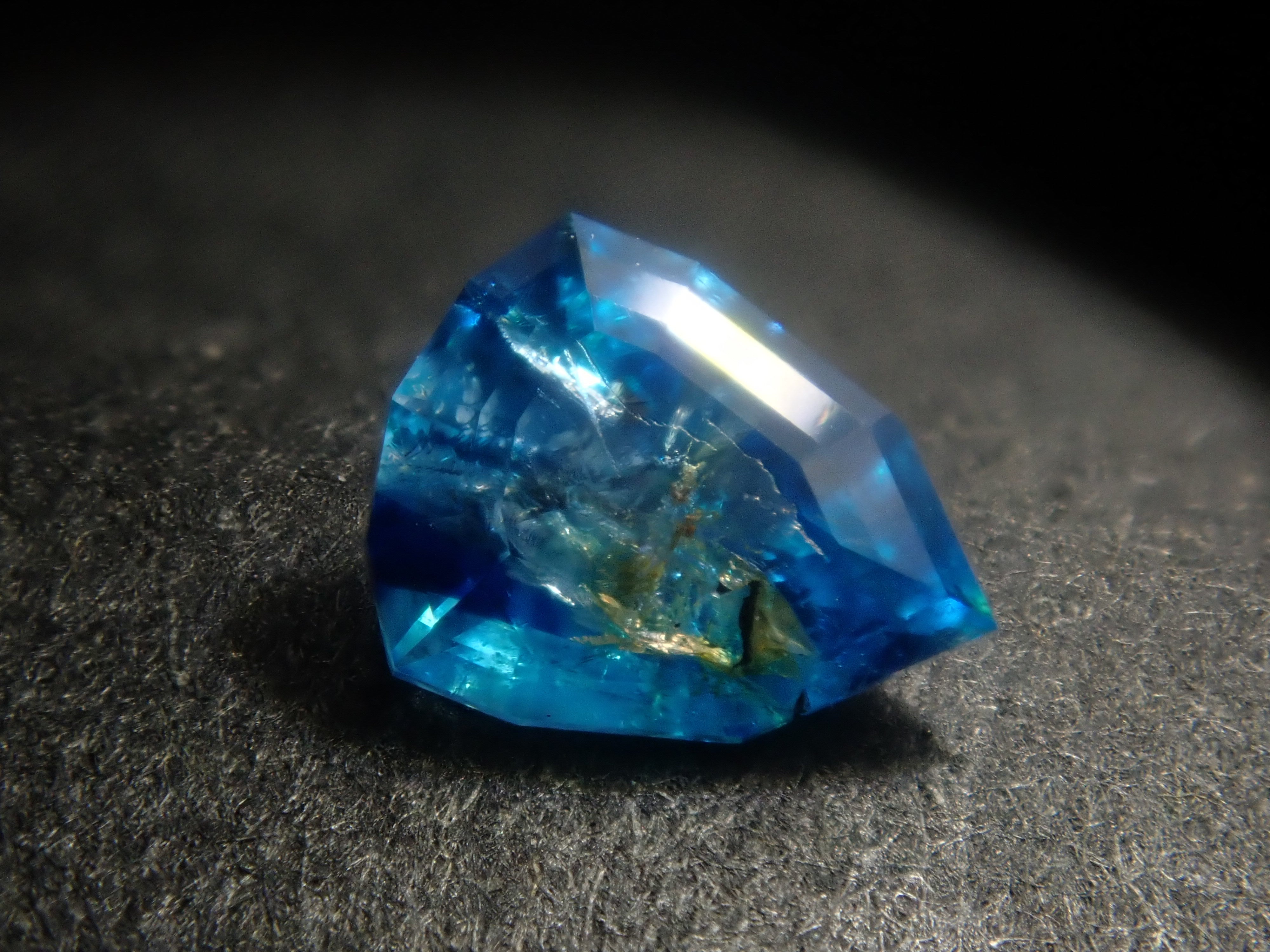 [6/ 10 PM JST Release] 《Limited to 11 Stones》Bicolor Gemstone Gacha featuring Paraiba Tourmaline and Euclase 《Bulk Purchase Discount Available》