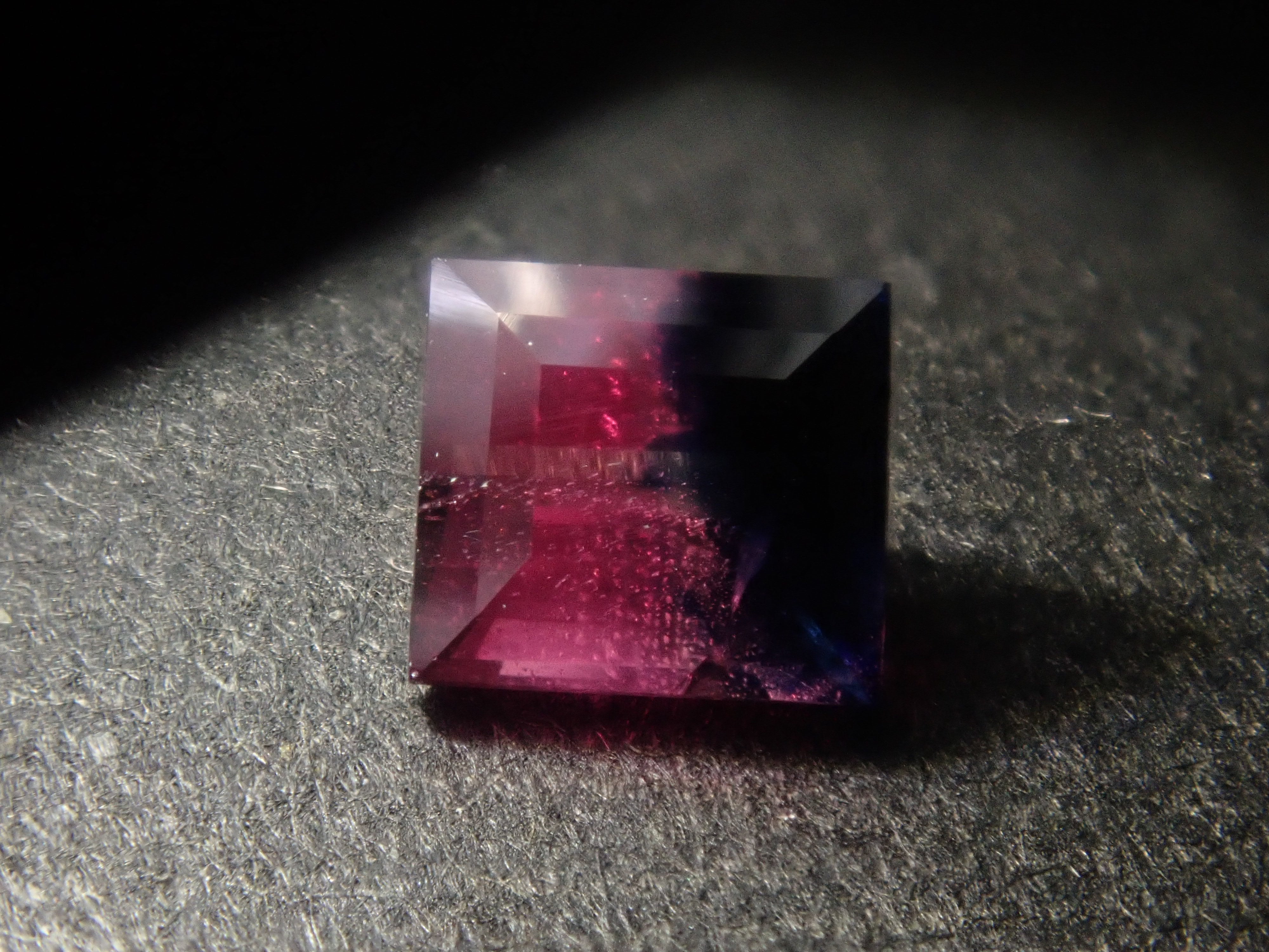 [6/ 10 PM JST Release] 《Limited to 11 Stones》Bicolor Gemstone Gacha featuring Paraiba Tourmaline and Euclase 《Bulk Purchase Discount Available》