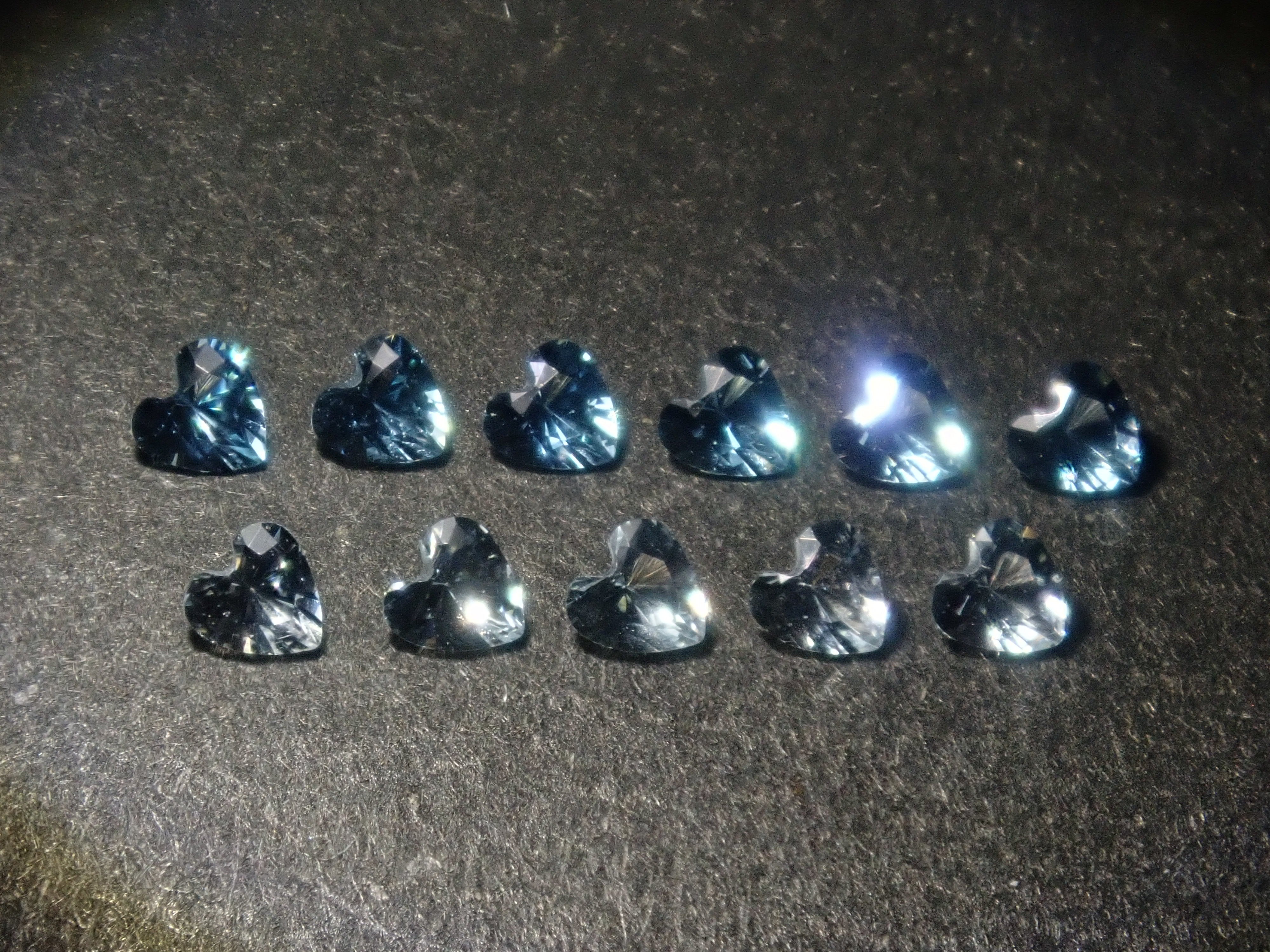 [6/ 10 PM JST Release] 《Limited to 11 Stones》Bicolor Gemstone Gacha featuring Paraiba Tourmaline and Euclase 《Bulk Purchase Discount Available》