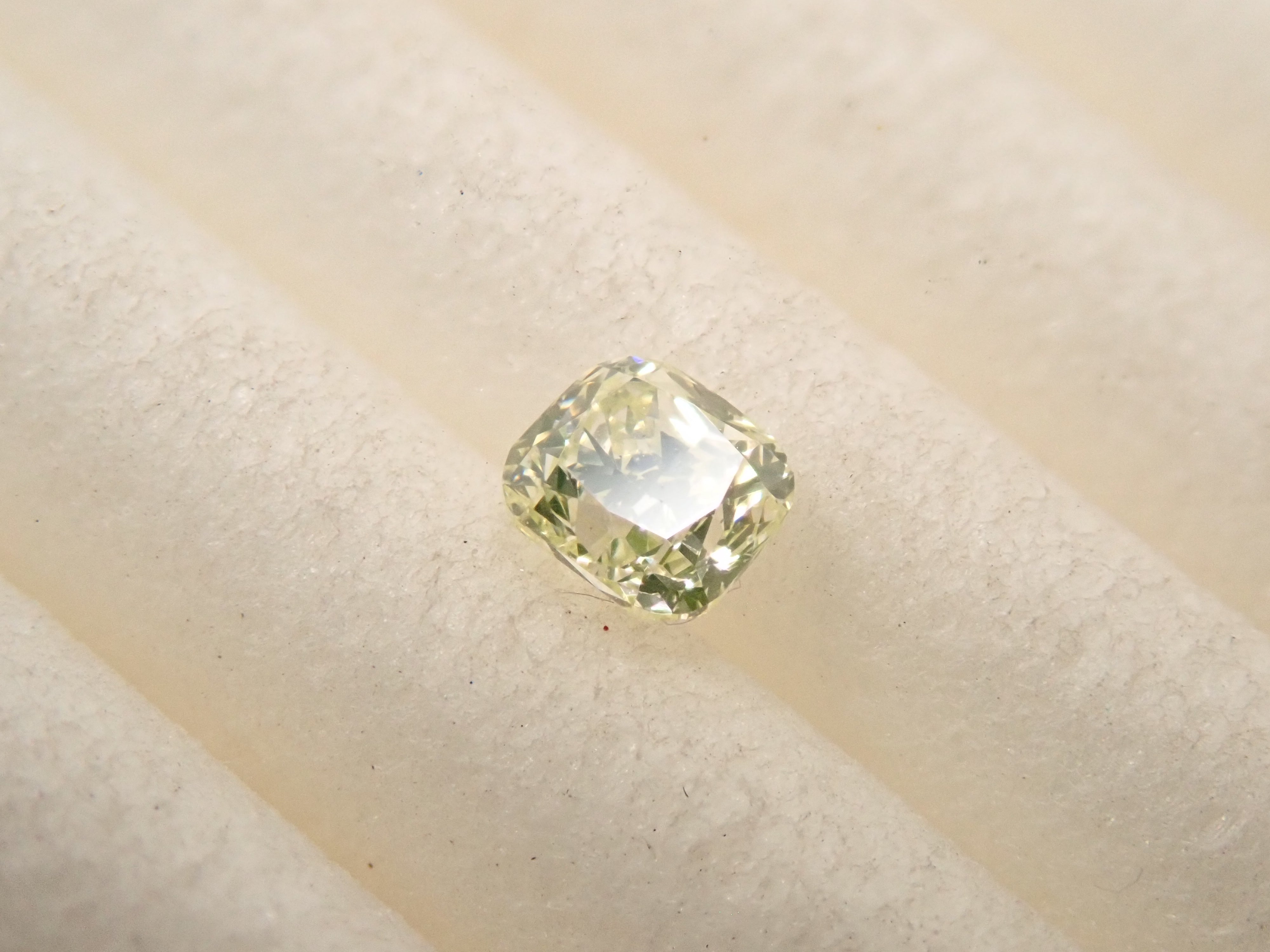 【32501945掲載】グリーンダイヤモンド 0.129ctルース(FANCY LIGHT YELLOW GREEN, VS2)