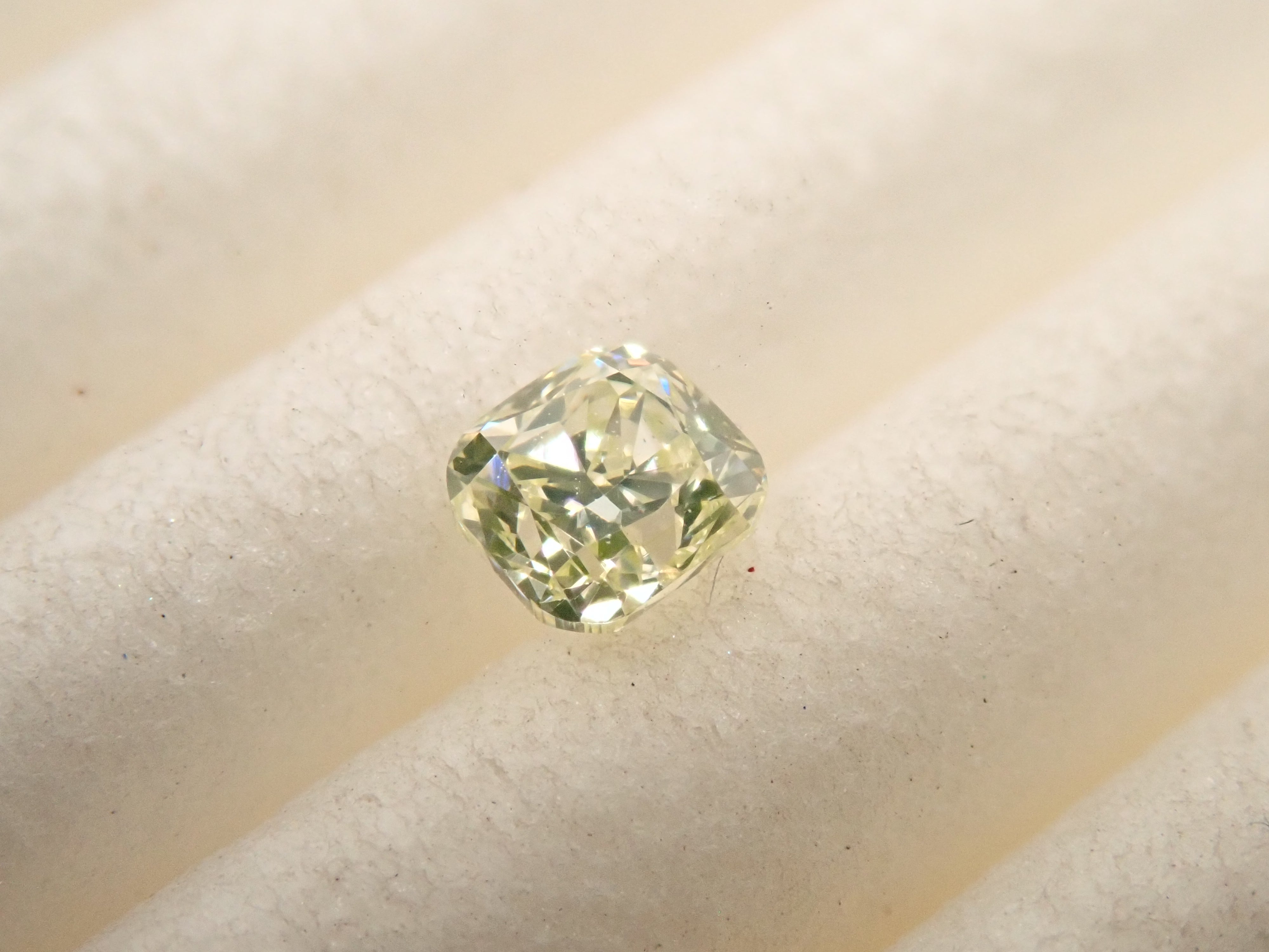 【32501945掲載】グリーンダイヤモンド 0.129ctルース(FANCY LIGHT YELLOW GREEN, VS2)
