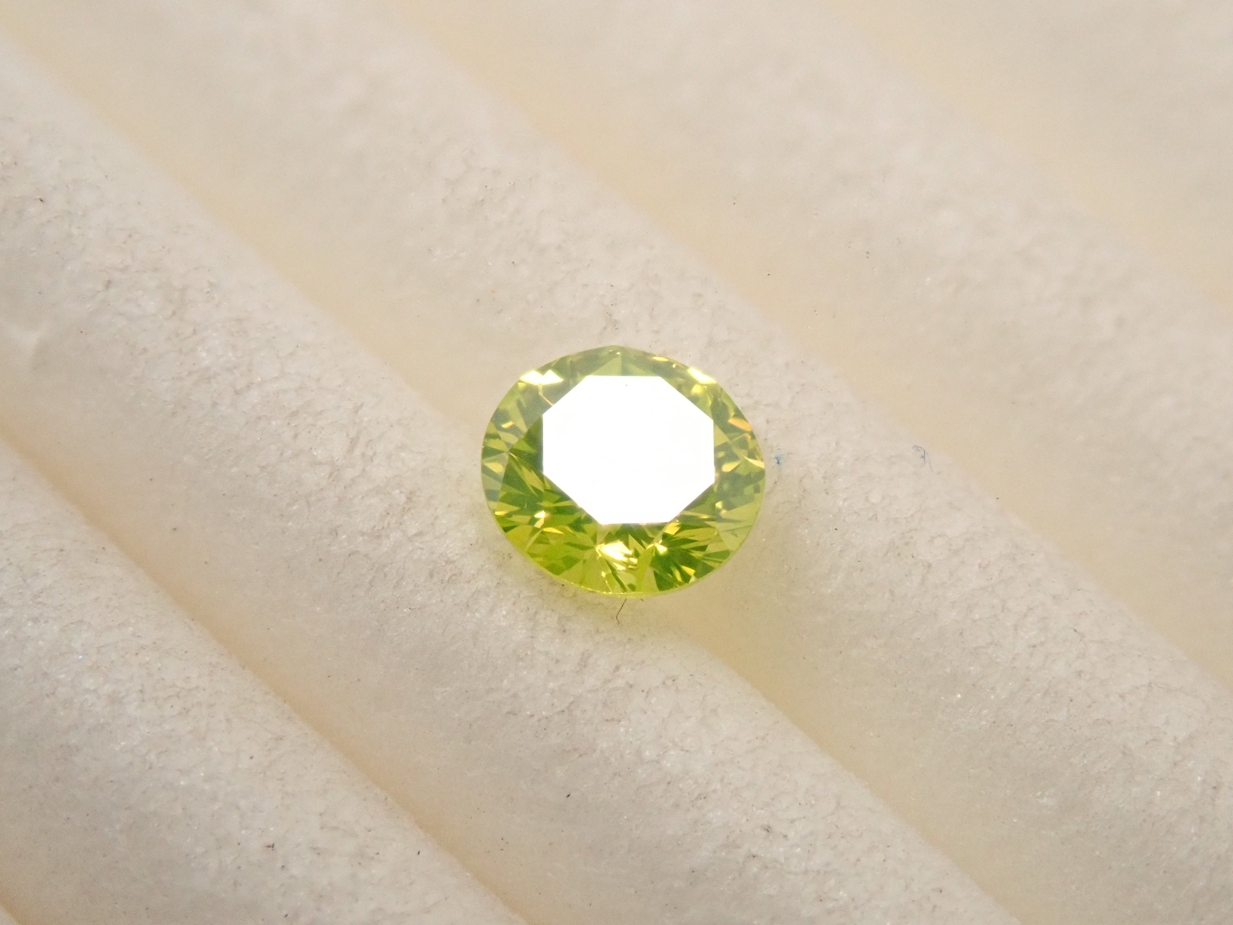 【32501953掲載】 グリーンダイヤモンド（トリートメント） 0.183ctルース(FANCY INTENSE YELLOW GREEN TREATED, VS1)