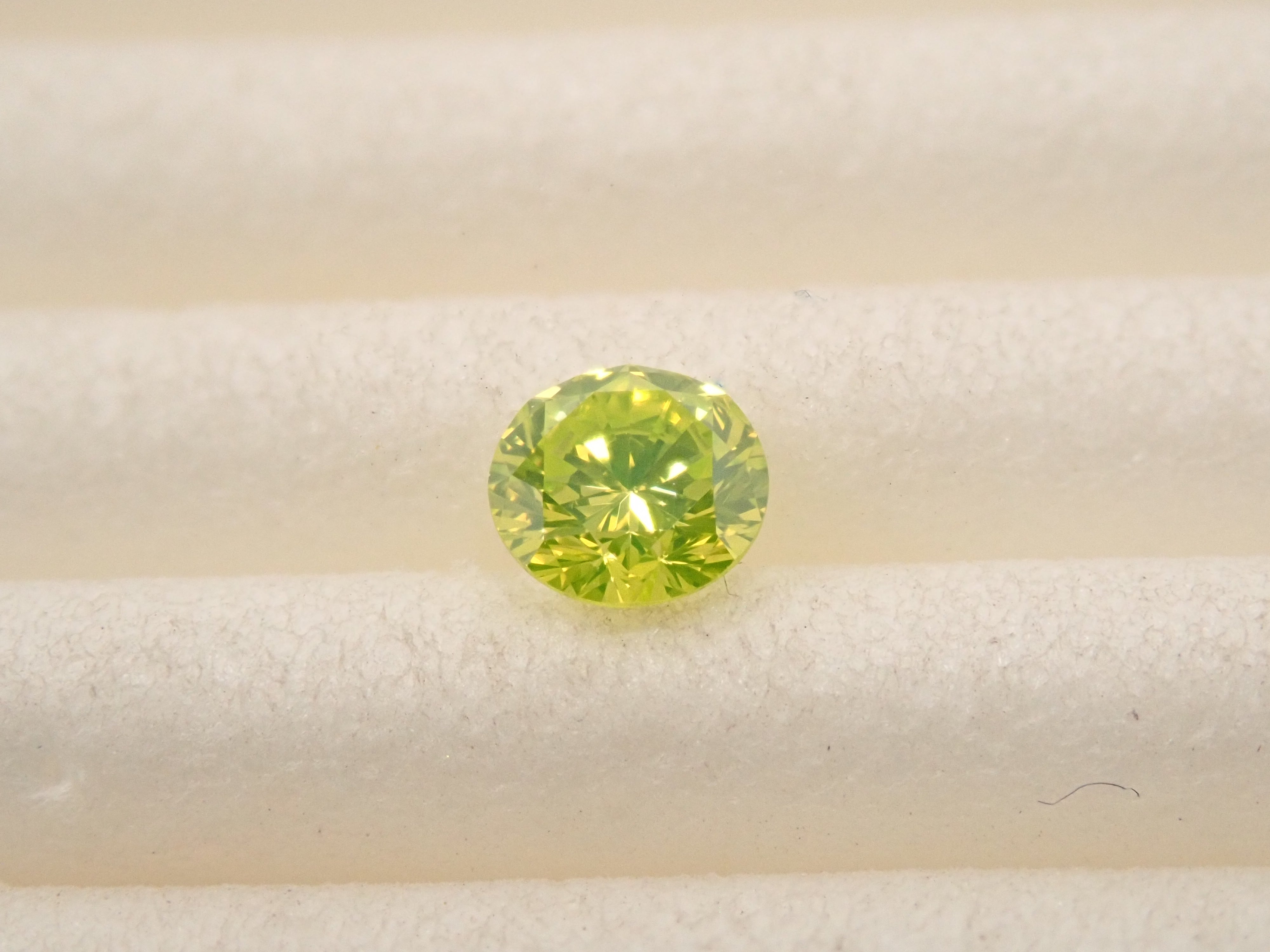 【32501953掲載】 グリーンダイヤモンド（トリートメント） 0.183ctルース(FANCY INTENSE YELLOW GREEN TREATED, VS1)