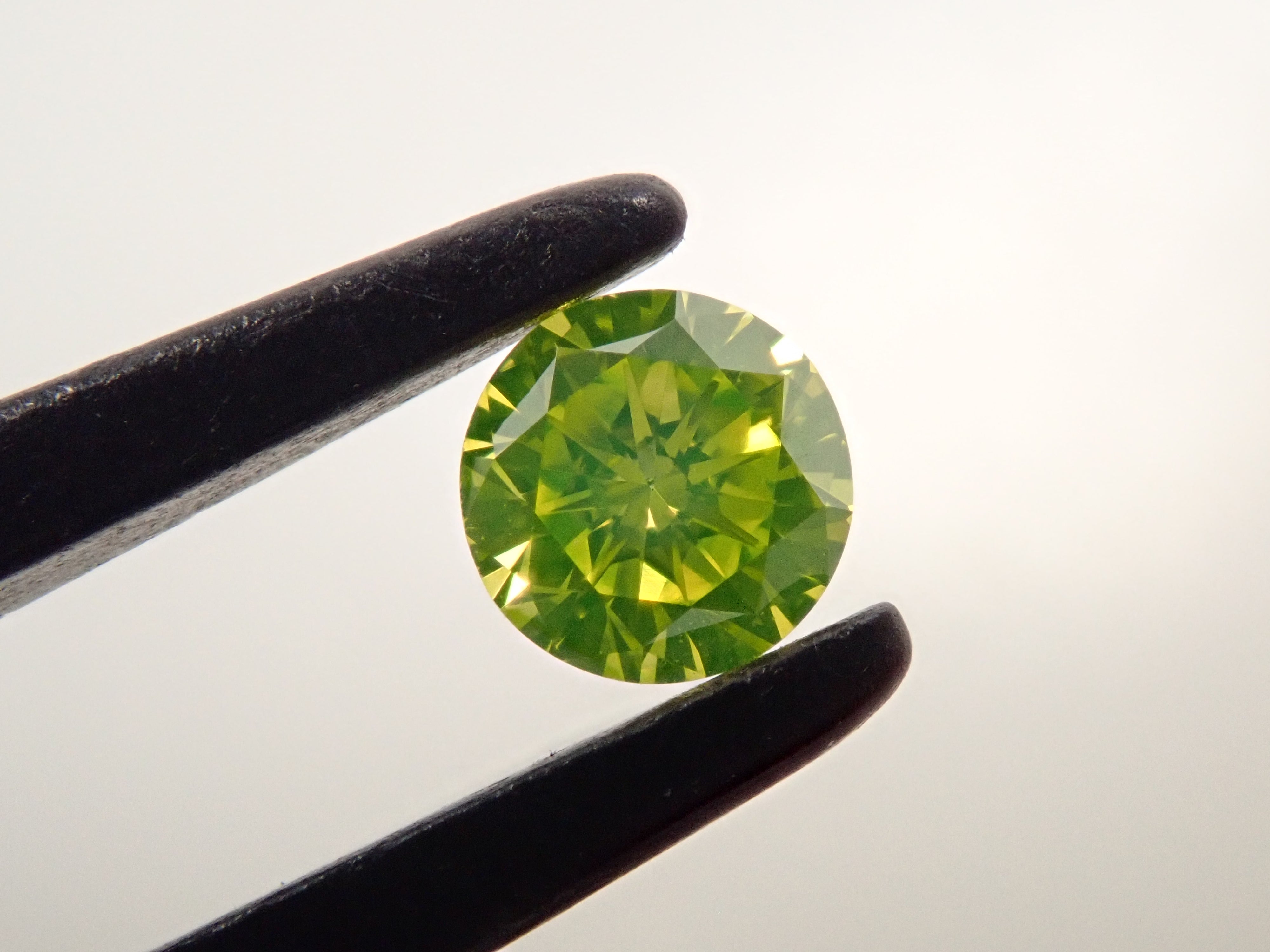 【32501953掲載】 グリーンダイヤモンド（トリートメント） 0.183ctルース(FANCY INTENSE YELLOW GREEN TREATED, VS1)