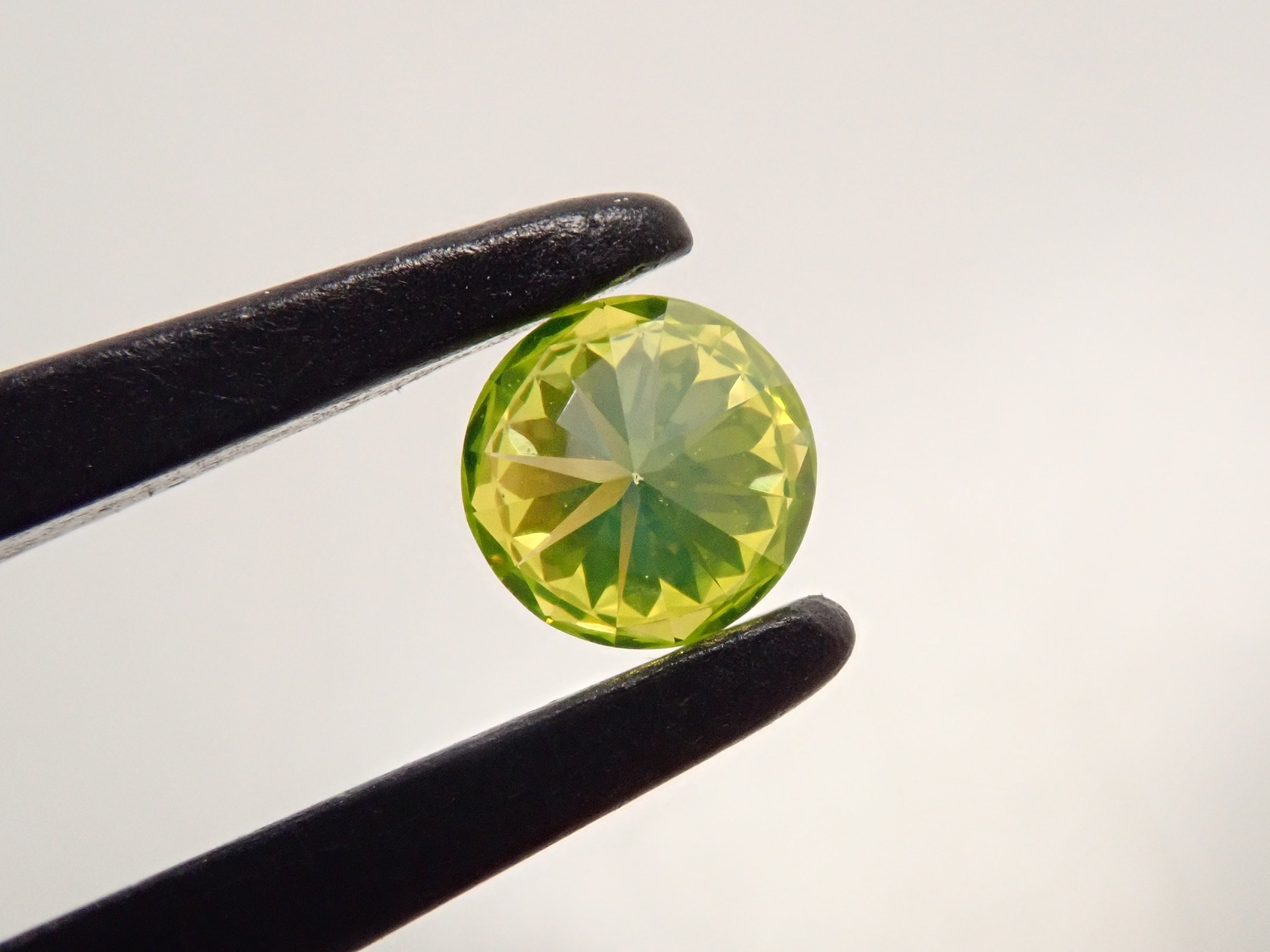 【32501953掲載】 グリーンダイヤモンド（トリートメント） 0.183ctルース(FANCY INTENSE YELLOW GREEN TREATED, VS1)