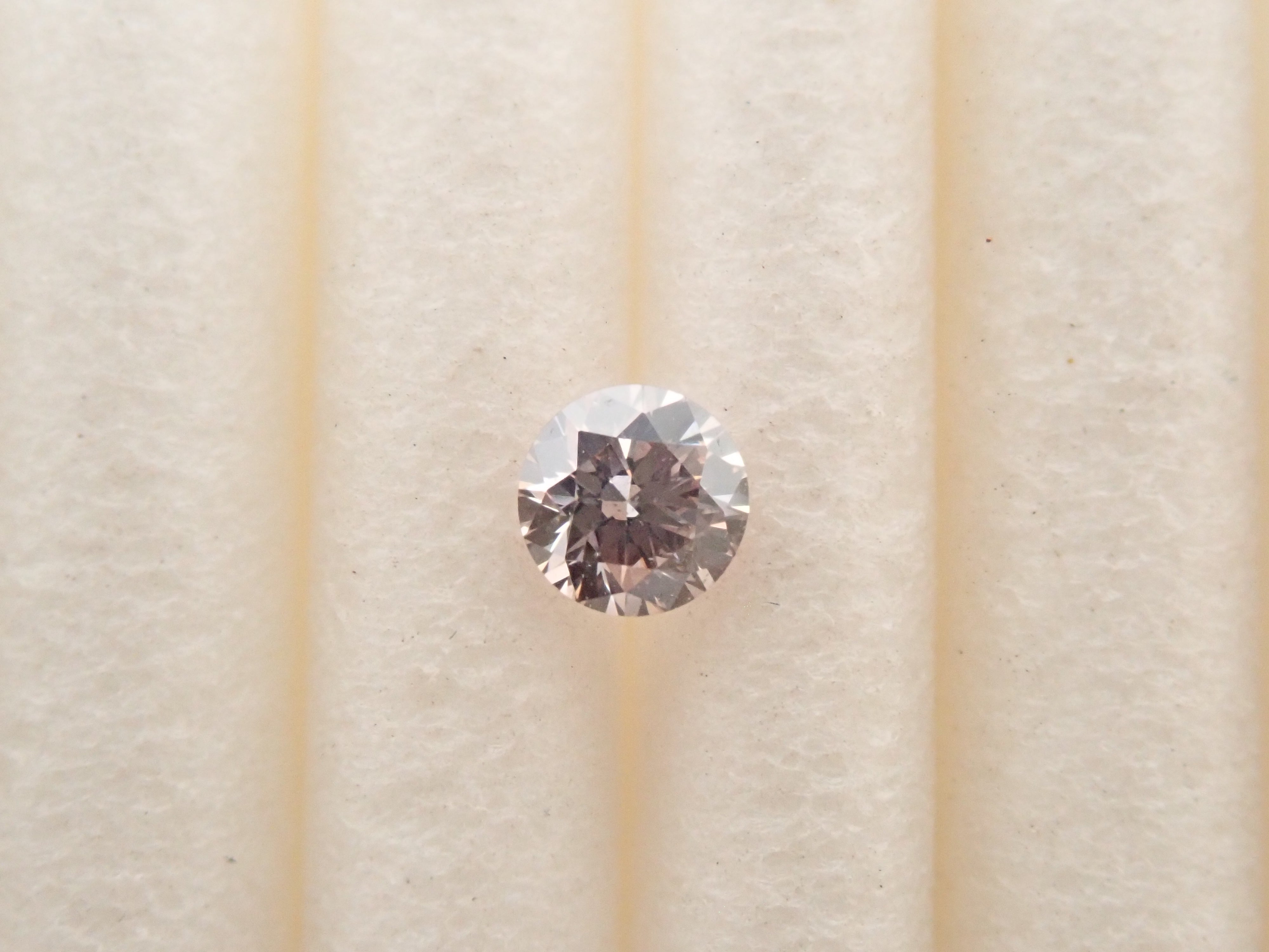 【32501941掲載】ピンクダイヤモンド 0.108ctルース(FANCY LIGHT BROWNISH PINK, SI2)