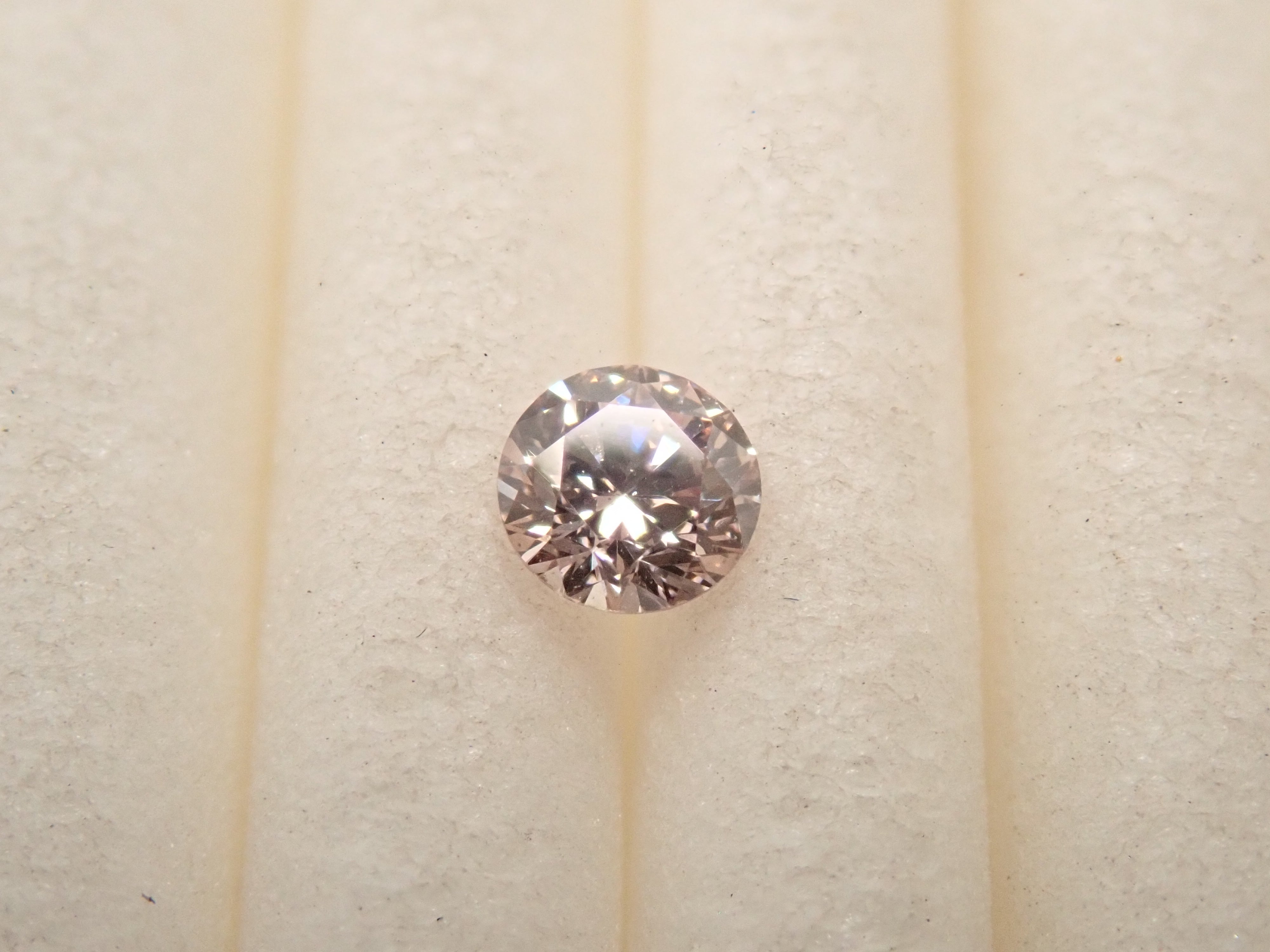 【32501941掲載】ピンクダイヤモンド 0.108ctルース(FANCY LIGHT BROWNISH PINK, SI2)
