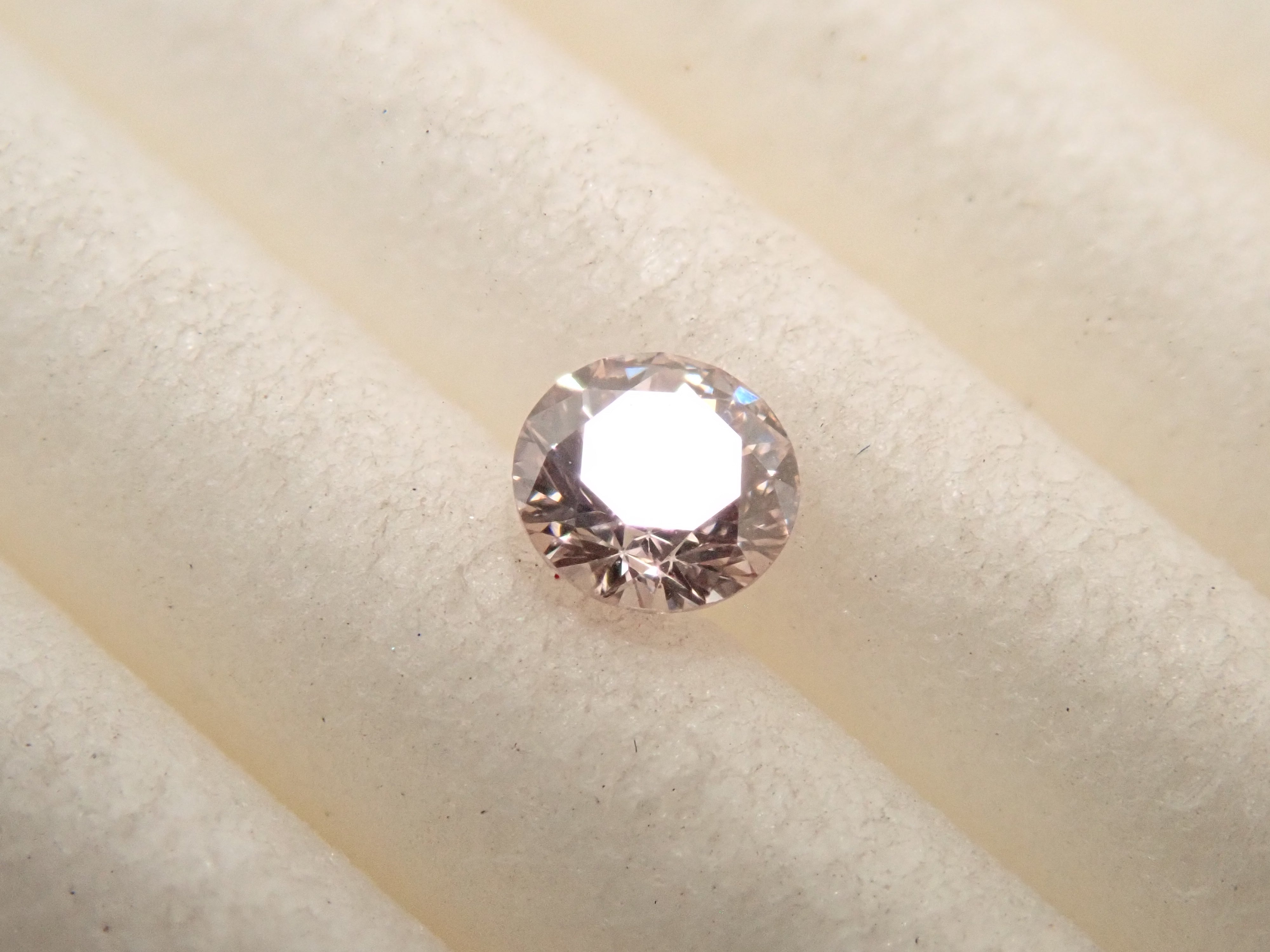【32501941掲載】ピンクダイヤモンド 0.108ctルース(FANCY LIGHT BROWNISH PINK, SI2)