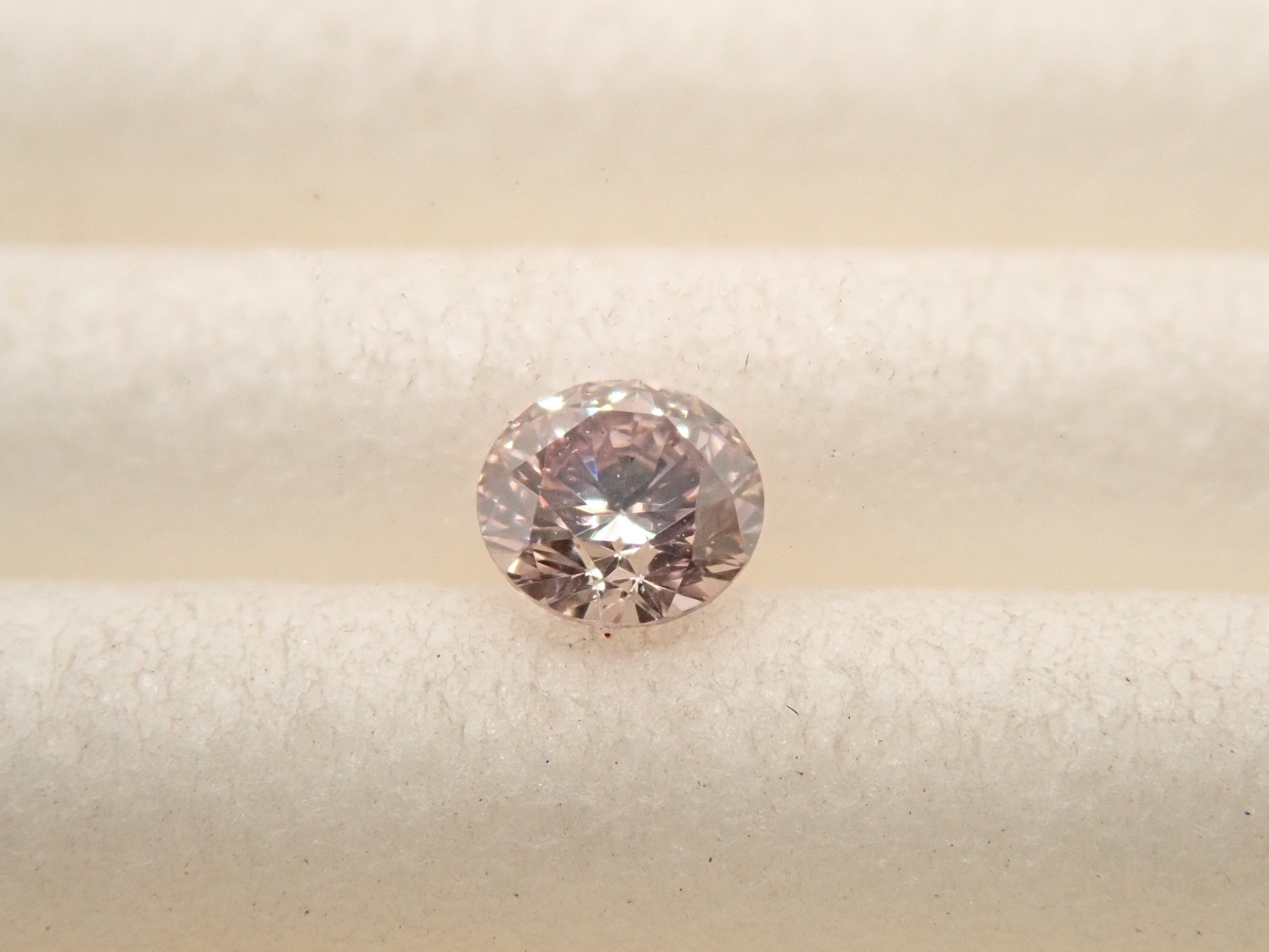 【32501941掲載】ピンクダイヤモンド 0.108ctルース(FANCY LIGHT BROWNISH PINK, SI2)