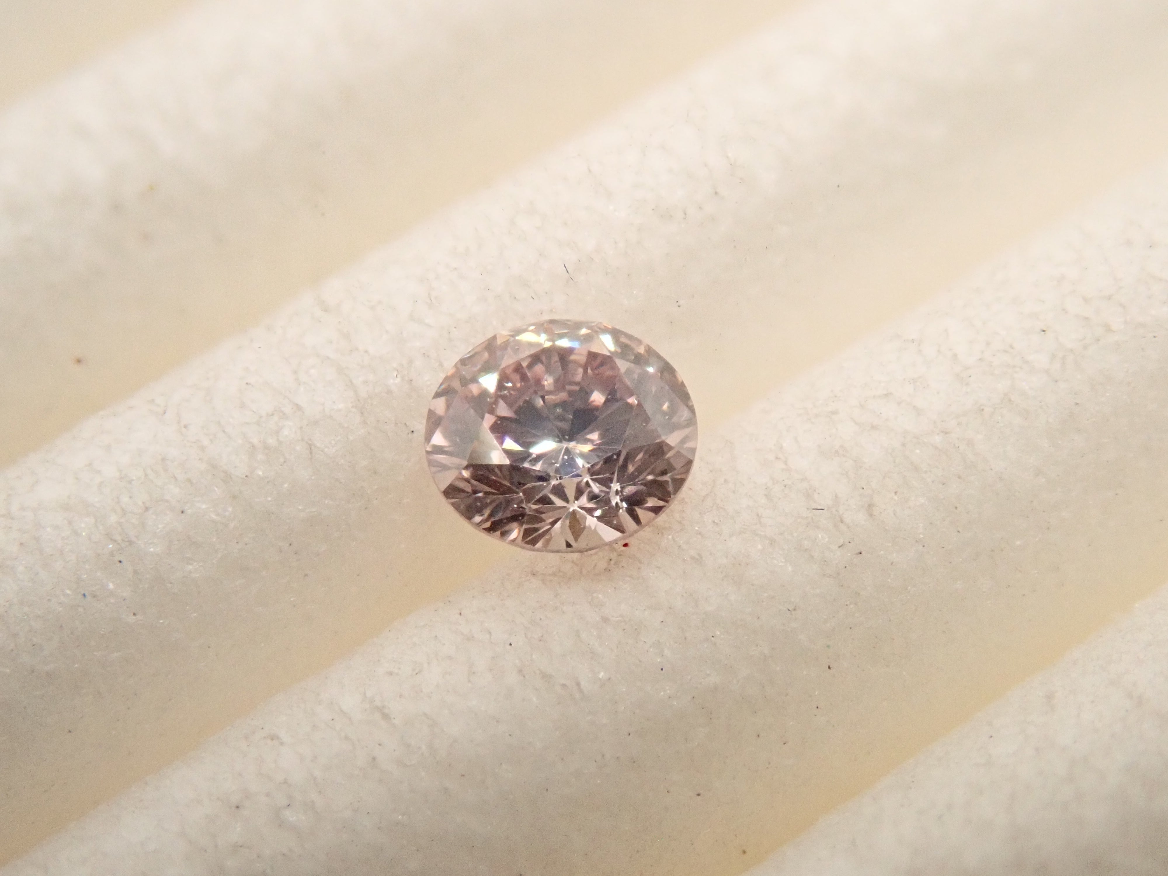【32501941掲載】ピンクダイヤモンド 0.108ctルース(FANCY LIGHT BROWNISH PINK, SI2)
