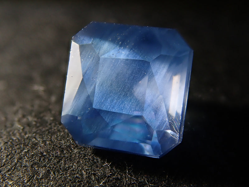 ジンバブエ産ブルーアパタイト（UVタイプ） 0.867ctルース