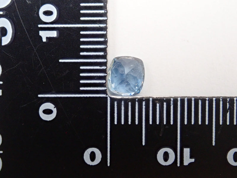 ジンバブエ産ブルーアパタイト（UVタイプ） 0.930ctルース