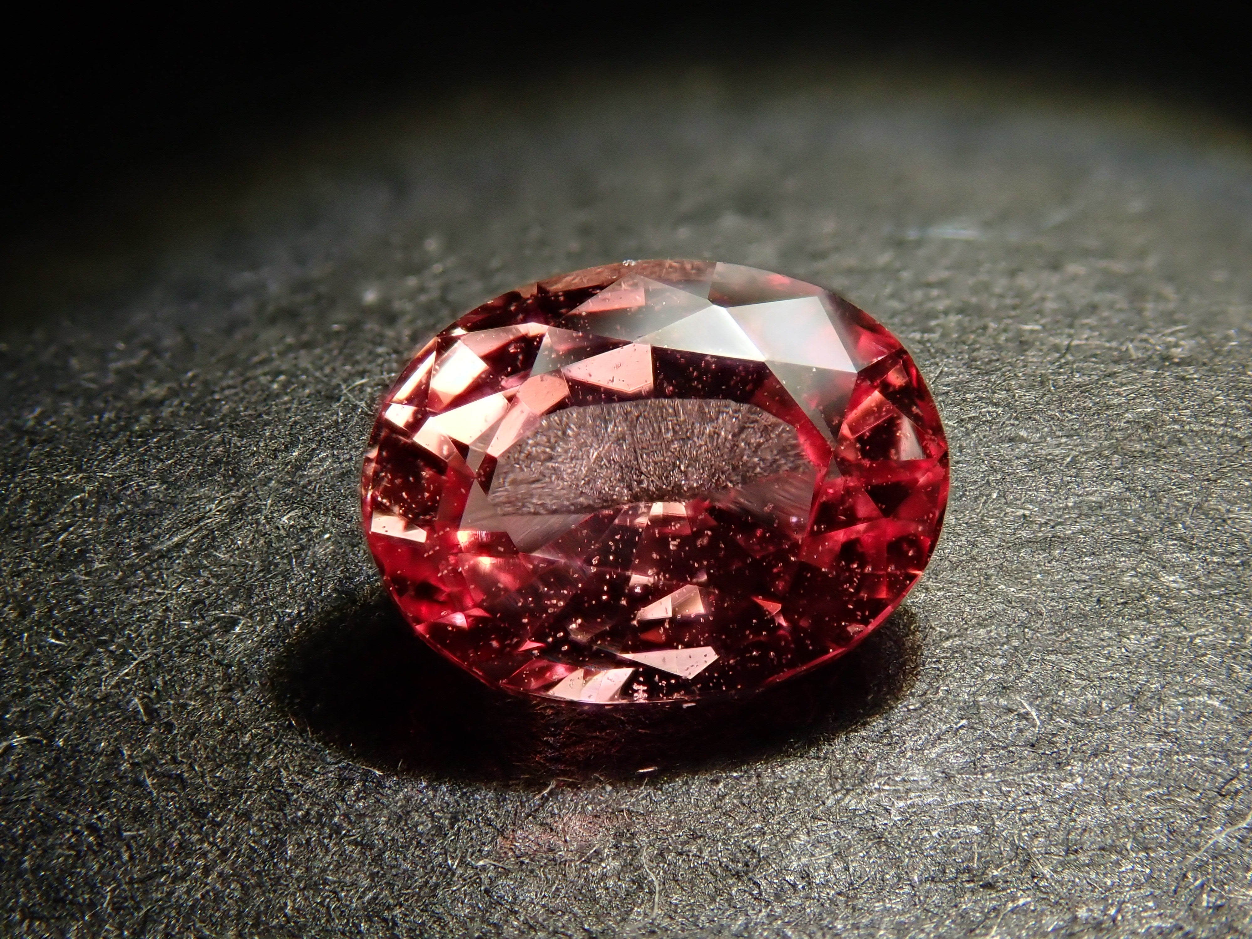 マダガスカル産パパラチアサファイア 0.690ctルース 中宝鑑