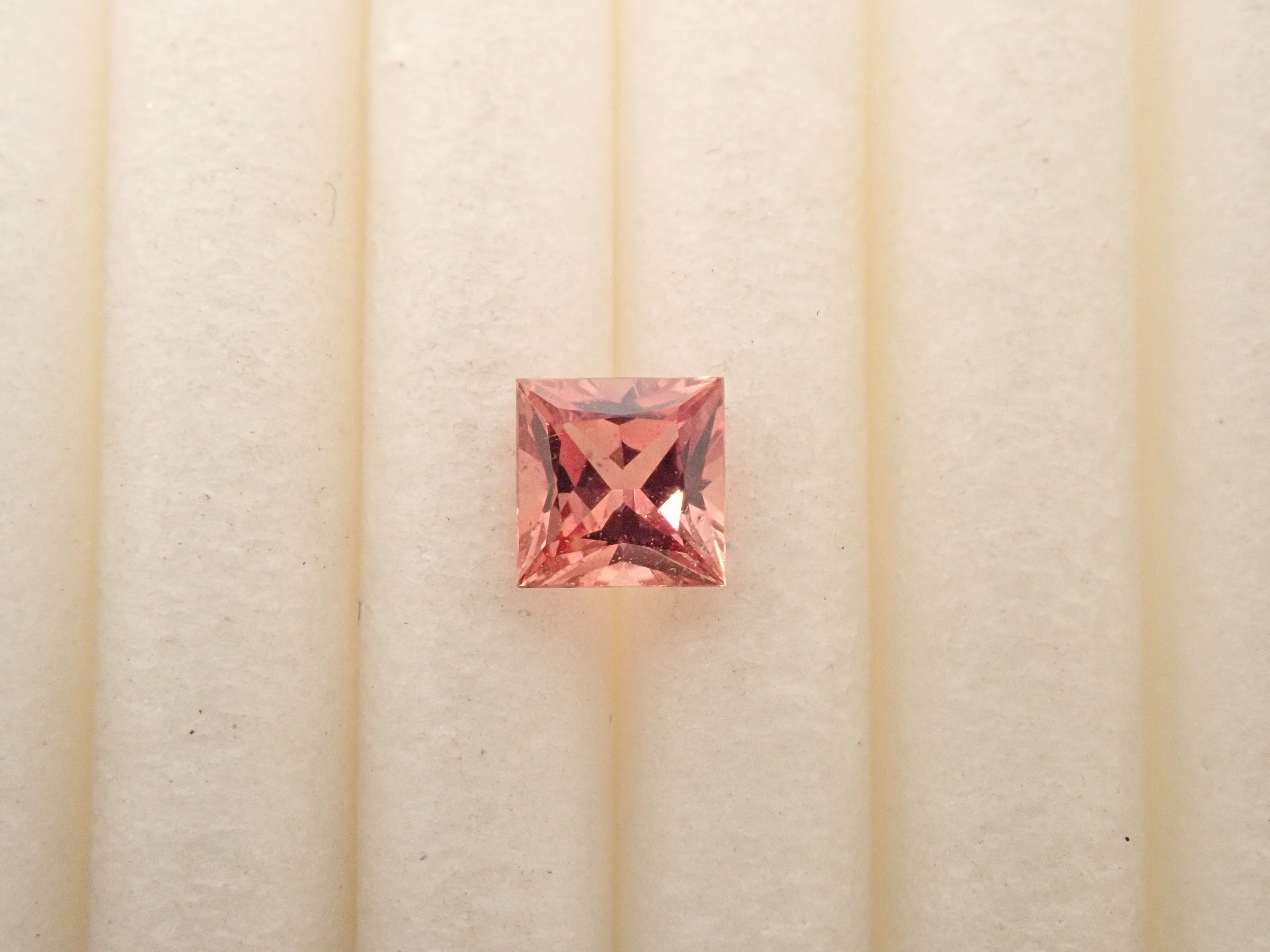 マダガスカル産パパラチアサファイア 3.4mm/0.252ctルース  中宝鑑