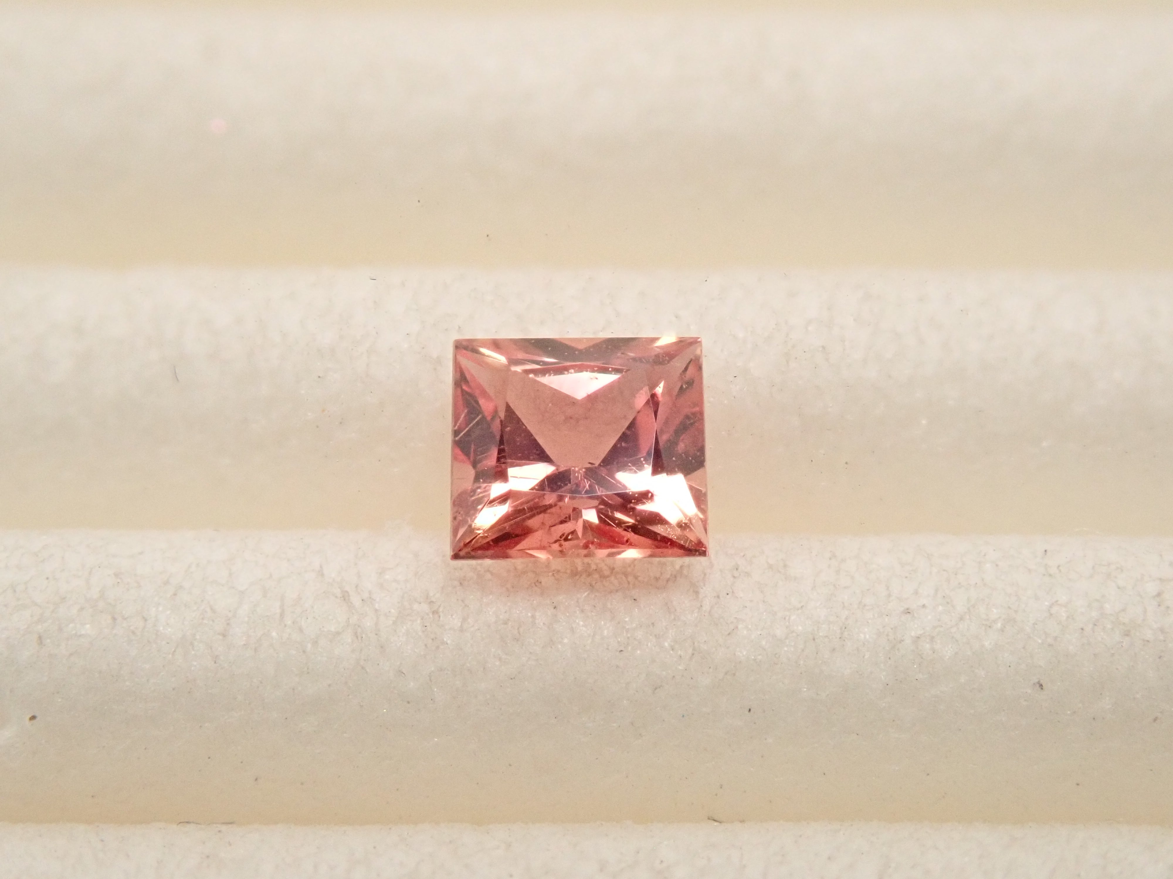 マダガスカル産パパラチアサファイア 3.4mm/0.252ctルース  中宝鑑