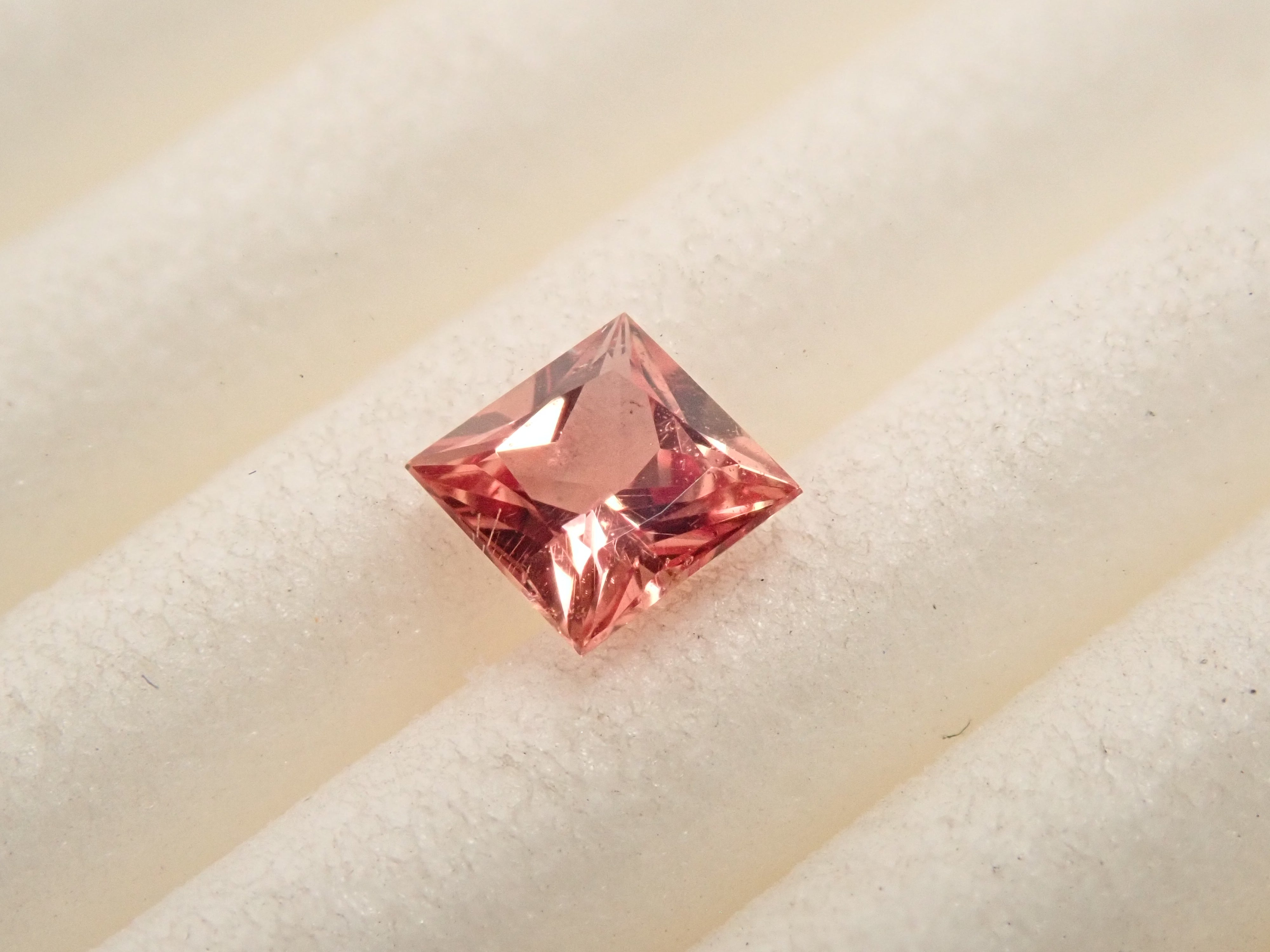 マダガスカル産パパラチアサファイア 3.4mm/0.252ctルース 中宝鑑