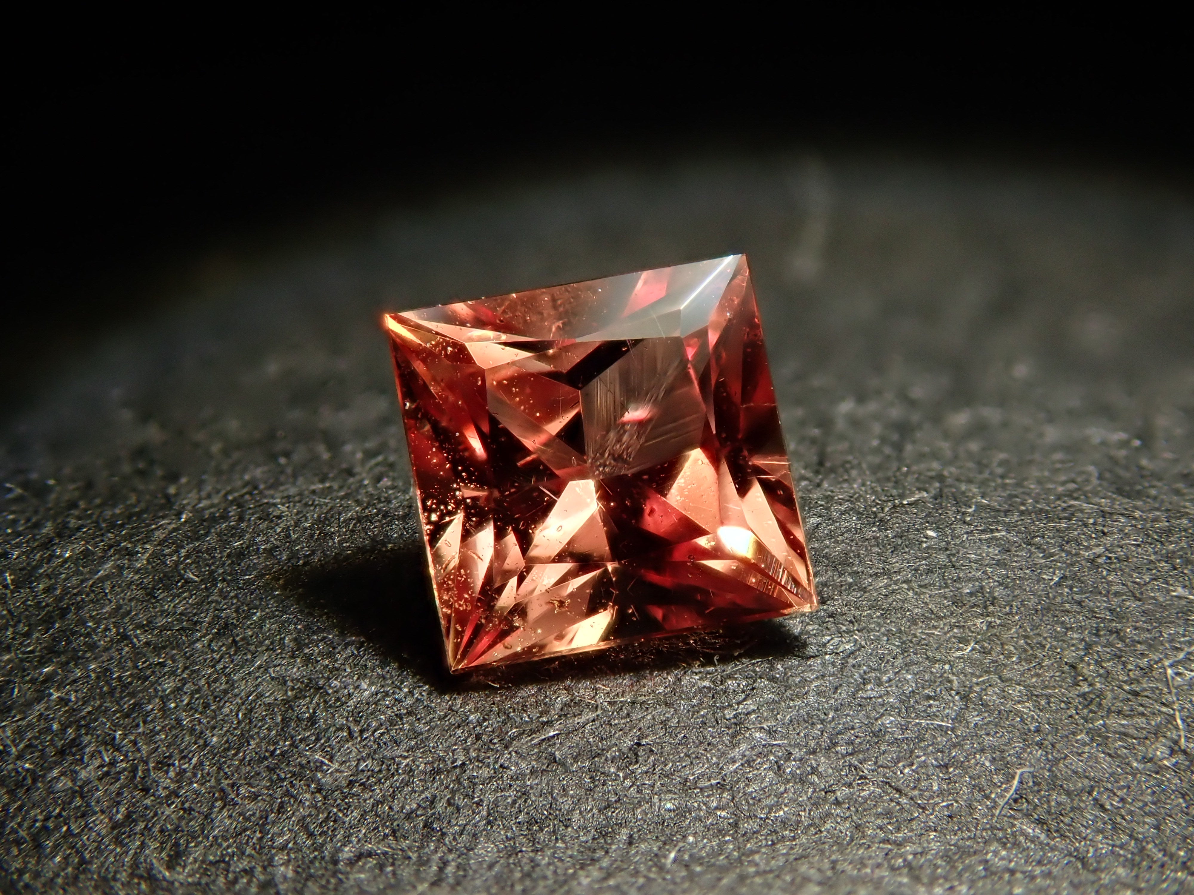 マダガスカル産パパラチアサファイア 3.4mm/0.252ctルース  中宝鑑